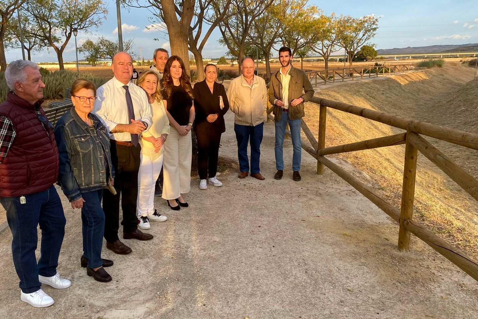 Vecinos y responsables municipales junto al cauce.