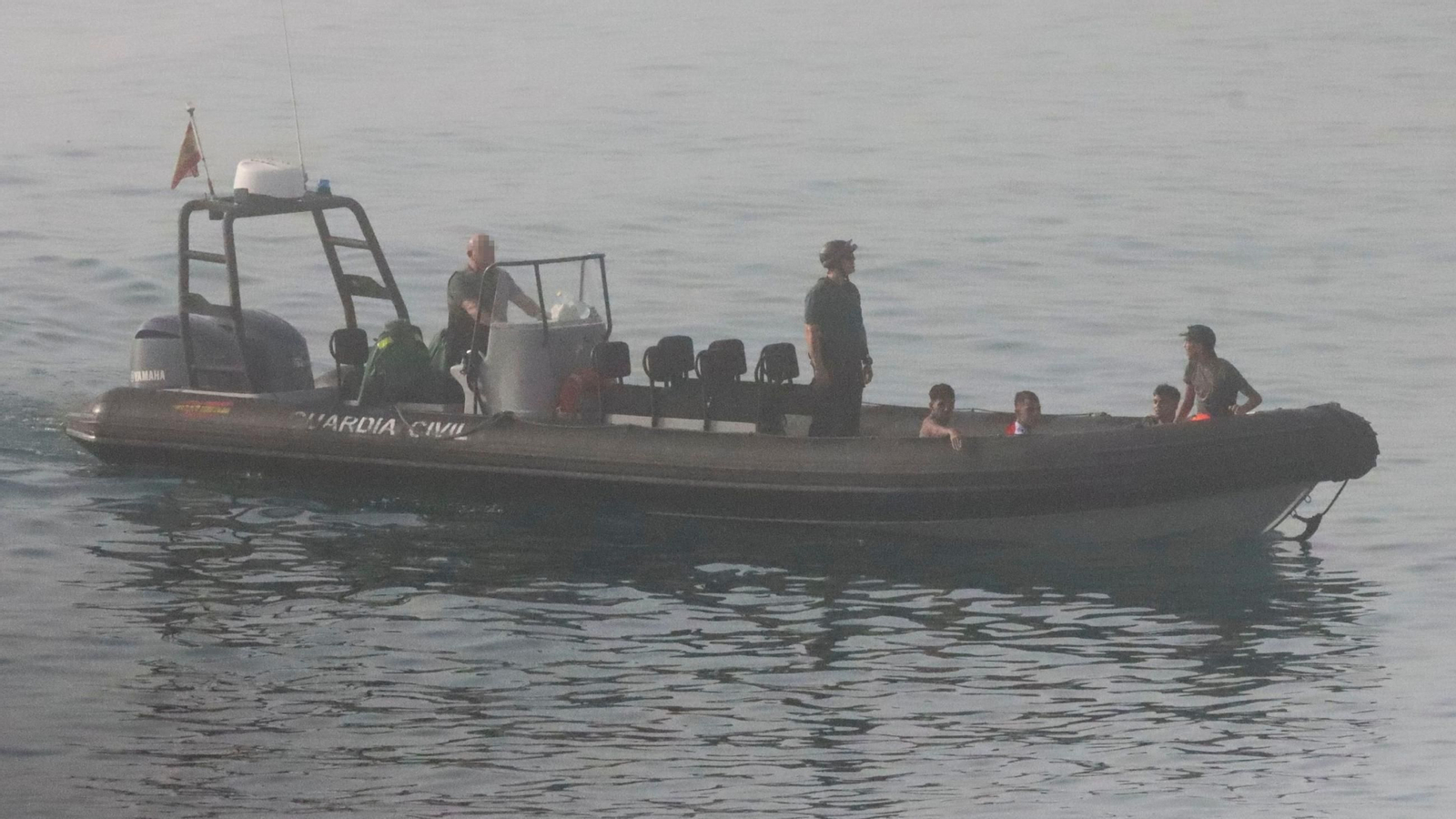 Una embarcación de la Guardia Civil tras otra llegada de migrantes a nado a la playa de Ceuta. Una embarcación de la Guardia Civil tras otra llegada de migrantes a nado a la playa de Ceuta.