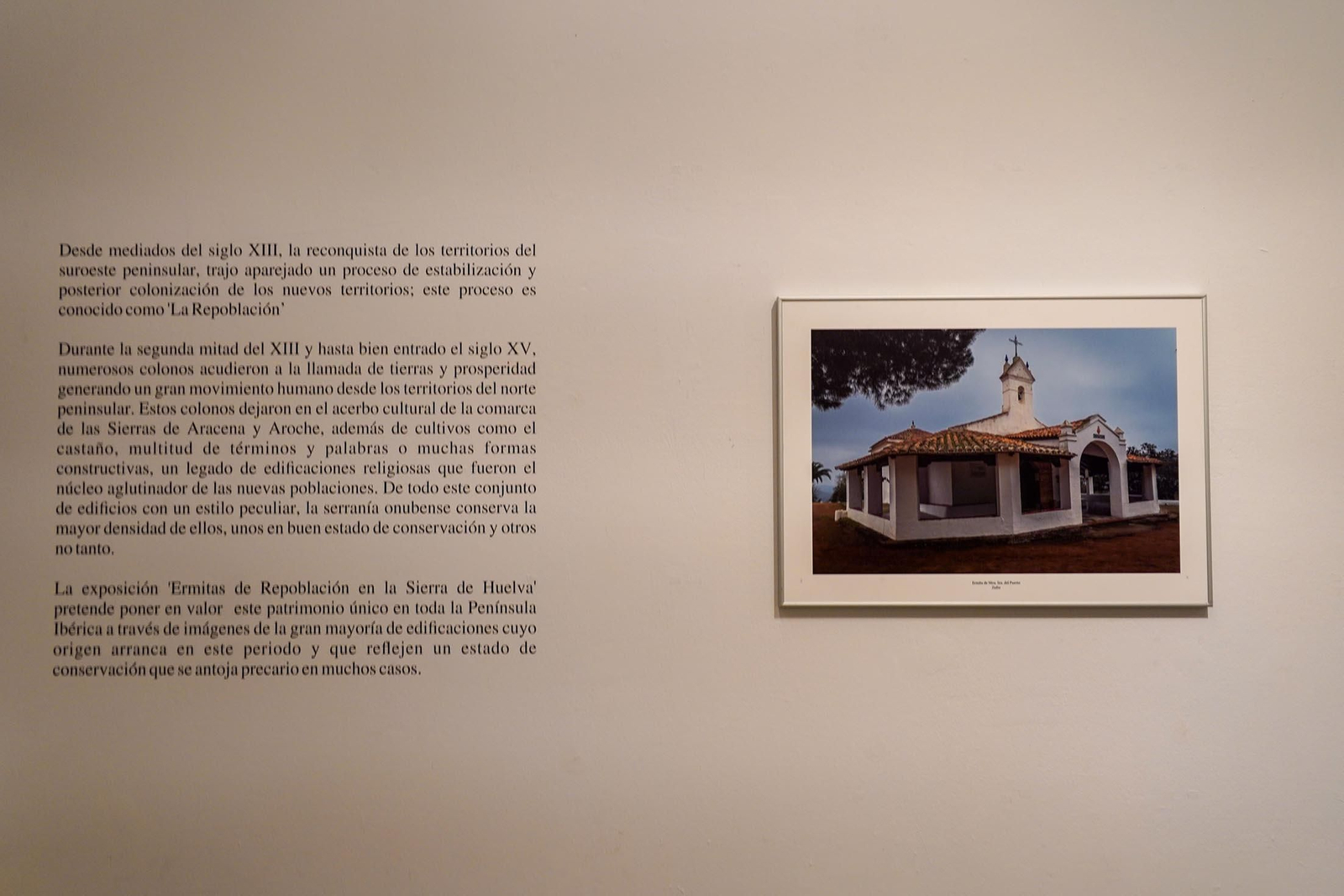 Imágenes de la inauguración de la exposición 'Ermitas de repoblación en la Sierra de Huelva' por La diputada de Cultura, Gracia Baquero, y el autor de la exposición, Jorge Garrido.