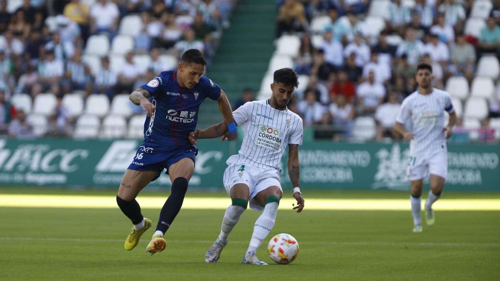 Calderón protege el balón ante Iñaki Elejalde, jugador del Algeciras.