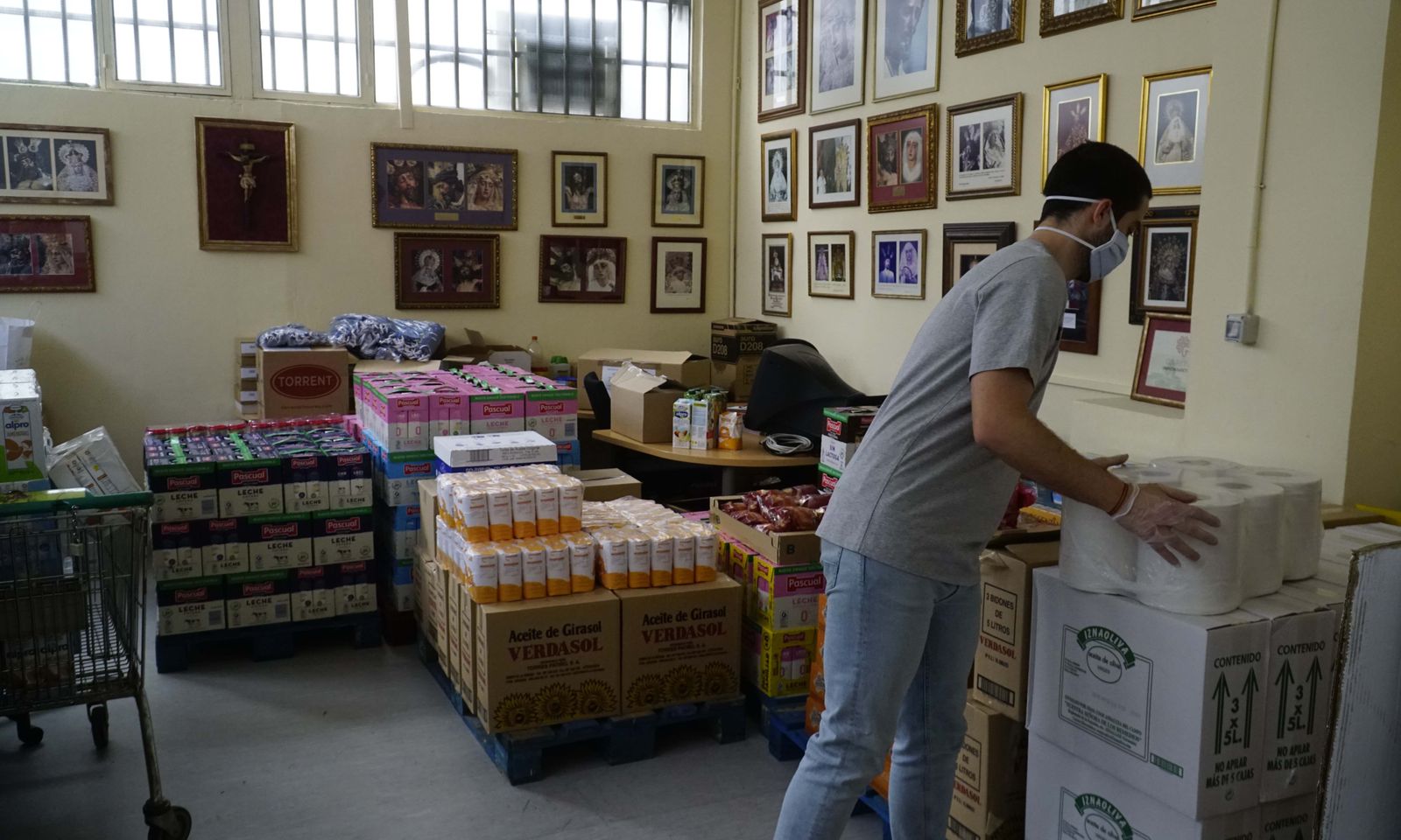 Coronavirus en Sevilla: Visita al economato social de las hermandades en el casco antiguo