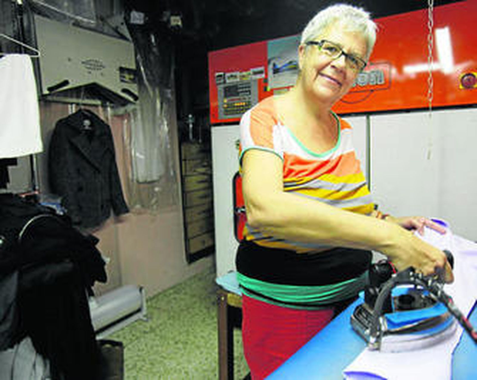 Mari Carmen Liñán en su tintorería de la Avenida de Madrid de la capital.