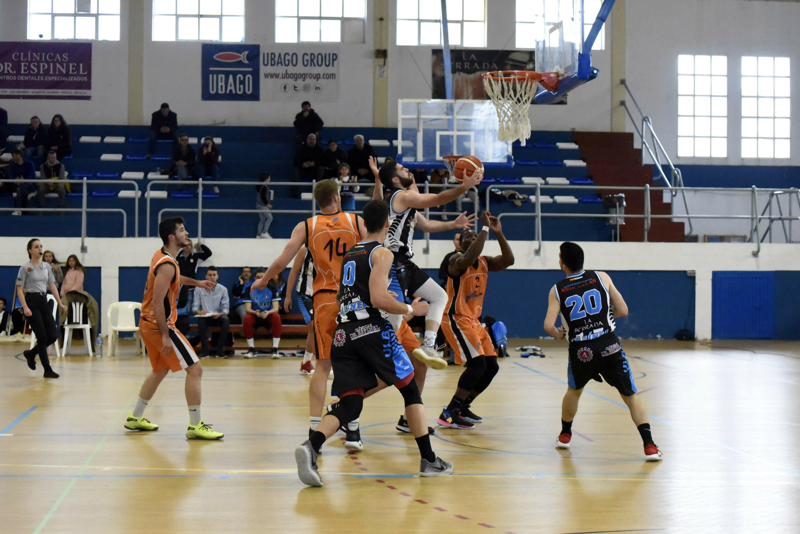 Javi Balastegui entra a canasta, rodeado por defensores del Enrique Soler de Melilla