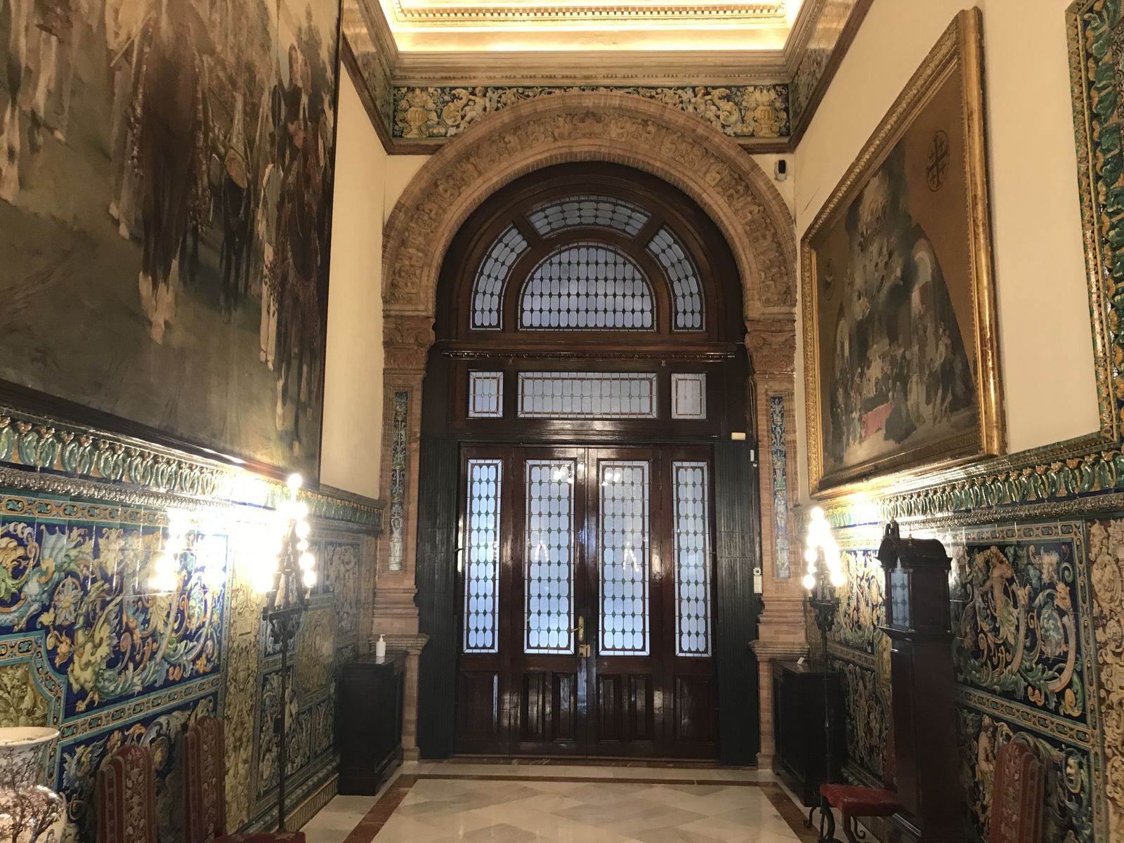La entrada principal a la zona noble vista desde el interior.