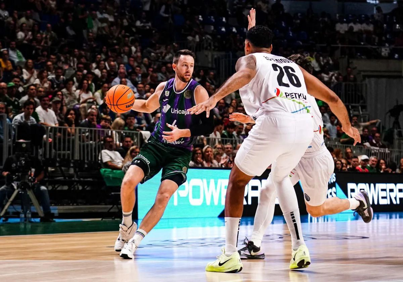 Kalinoski busca un pase.