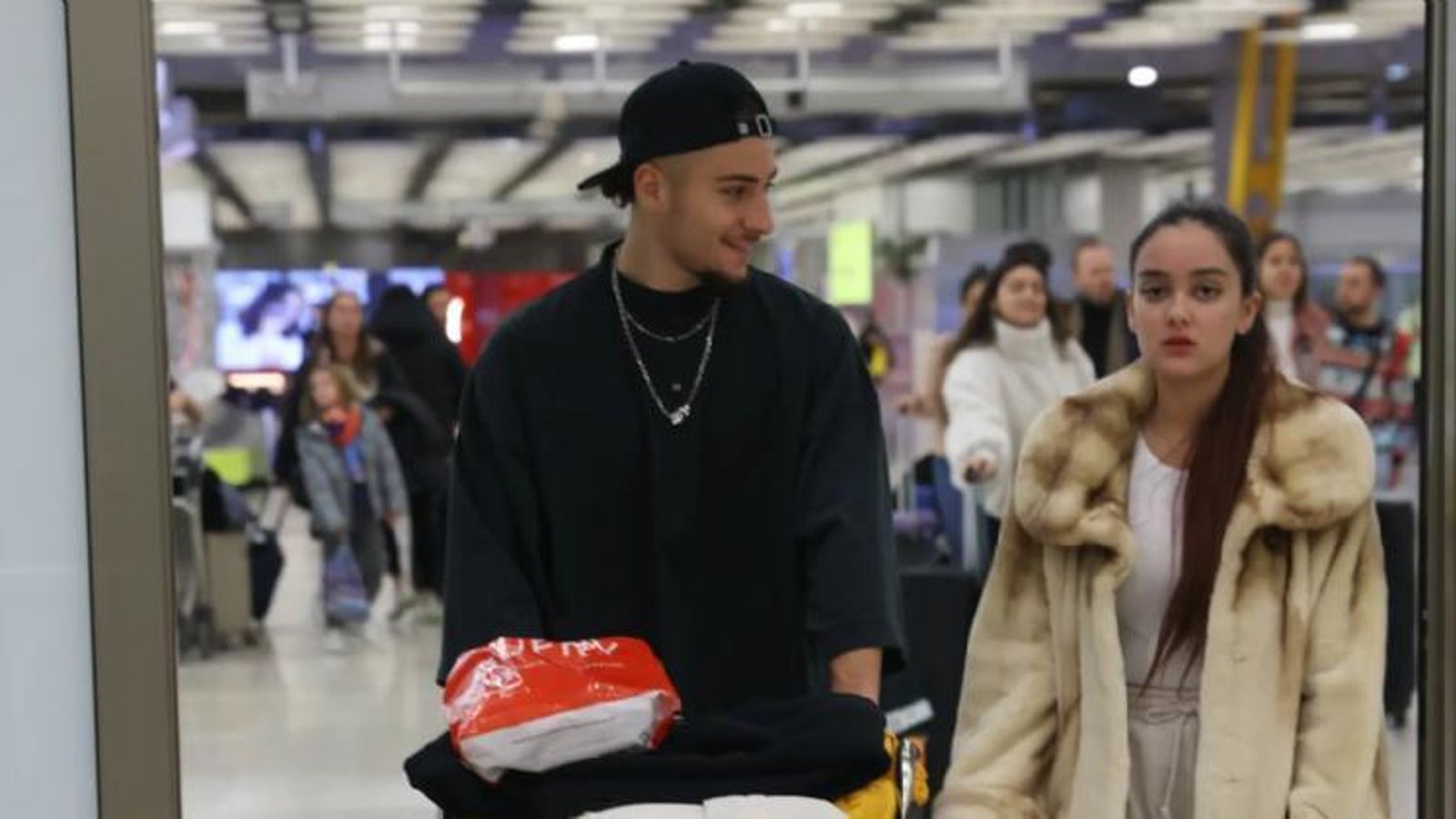 Tommy Rossi y Julia Janeiro en el aeropuerto