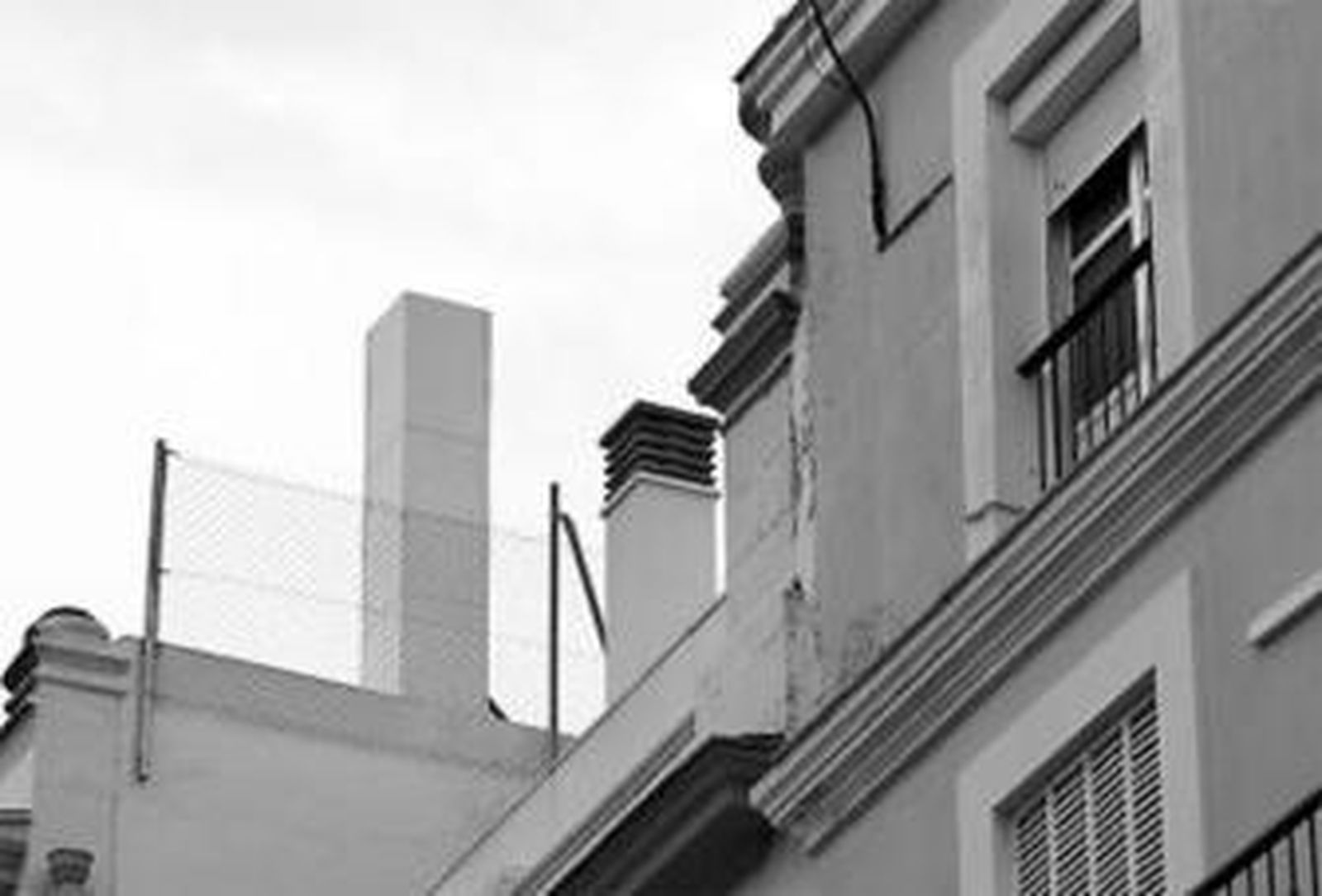 La antena de telefonía, bien camuflada, en la azotea del edificio.