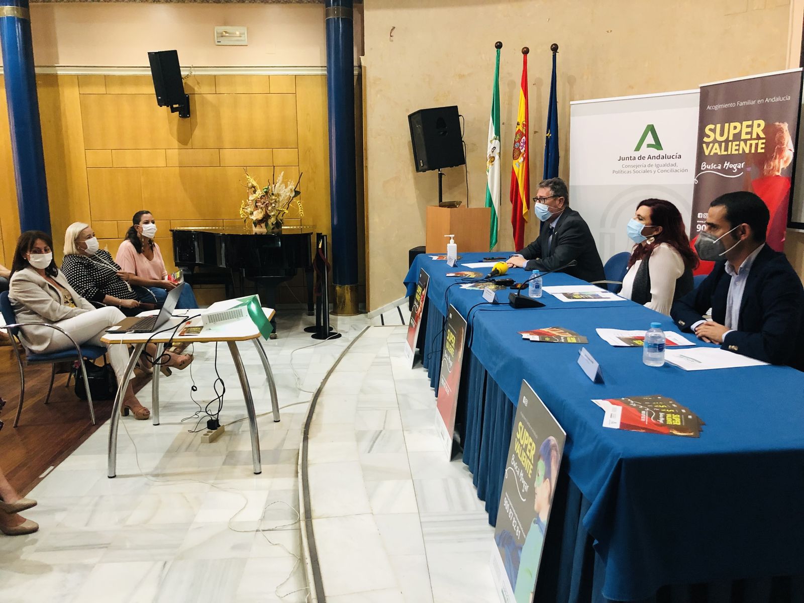 Presentación de la campaña 'Súper Valiente busca hogar' a diferentes entidades sociales de Huelva.