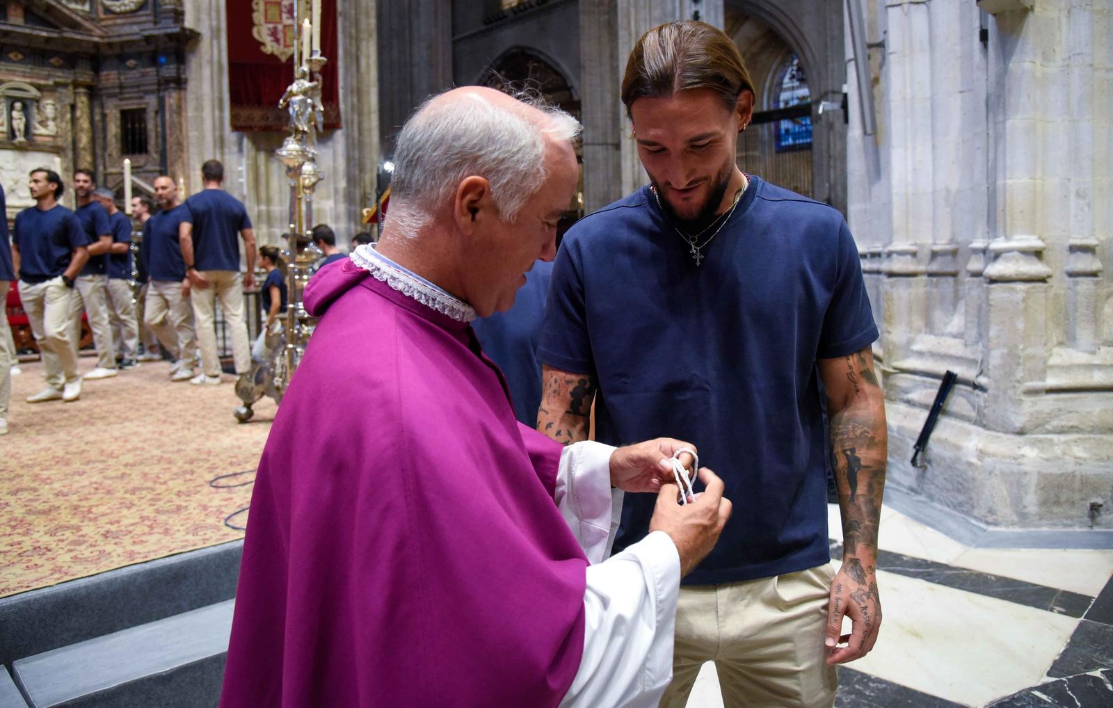 Ofrenda floral del Sevilla a la Virgen de los Reyes