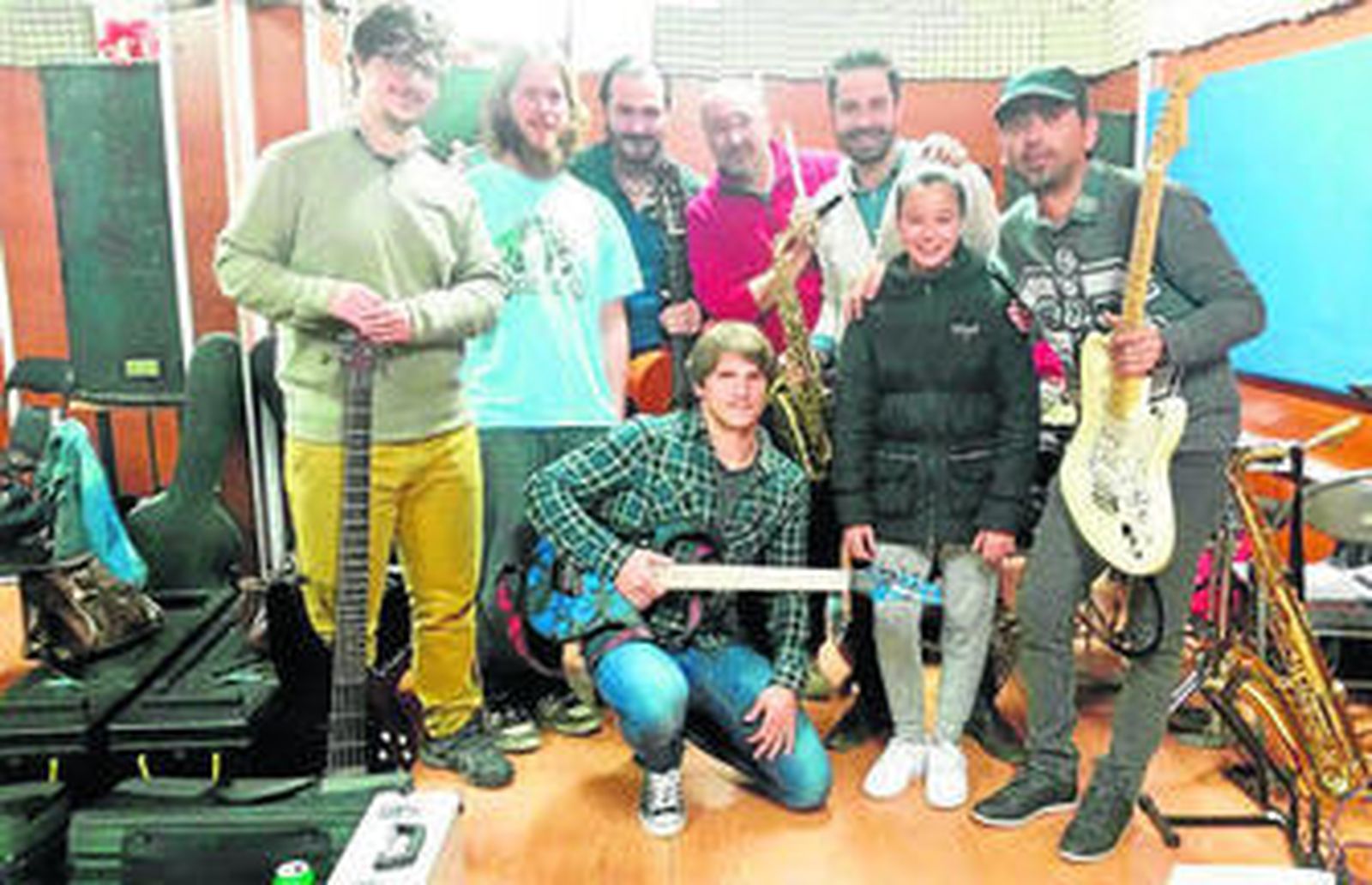 Mar Hernández durante un ensayo con sus músicos y el jugador de fútbol, Sebastián Dubarbier.