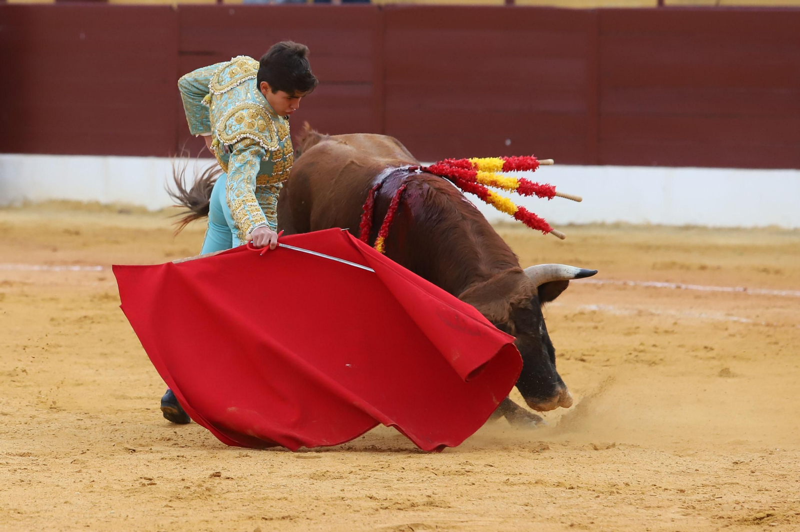 Imágenes de la novillada previa a la Semana Santa en la plaza de toros de La Línea
