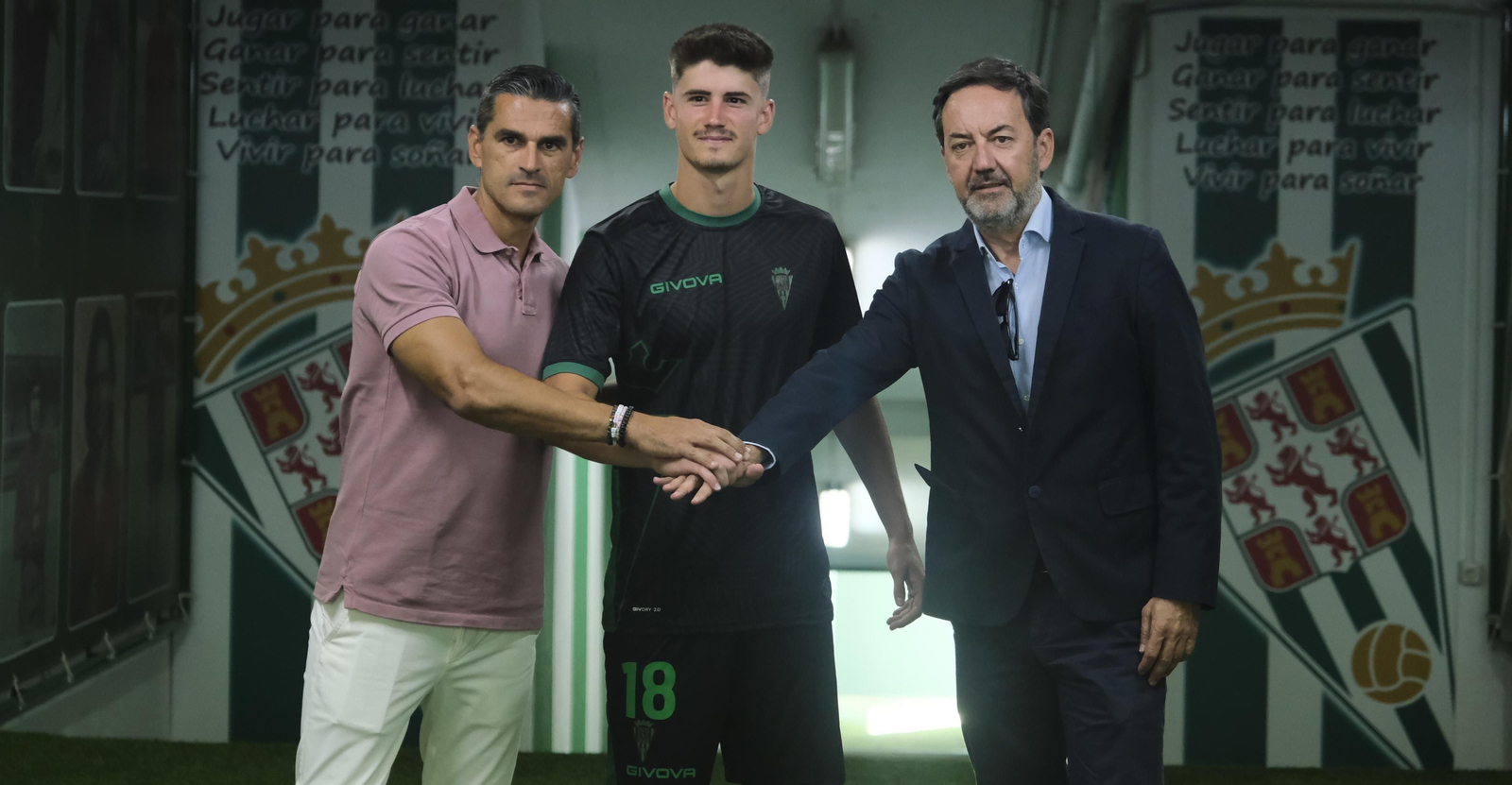 Carlos García luce la camiseta del Córdoba CF junto a Juanito y Monterrubio.