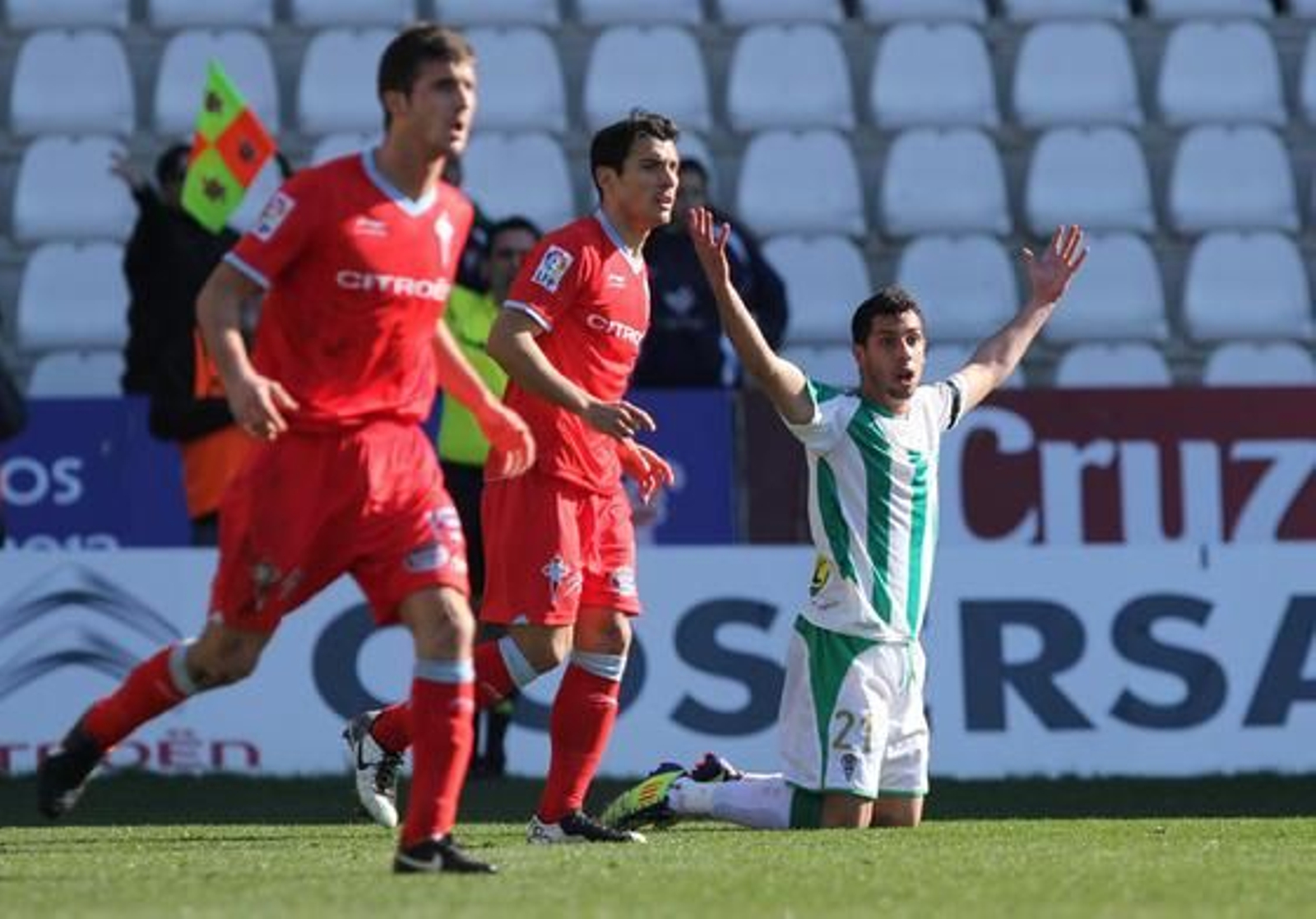 El Córdoba no puede coronar con una victoria su dominio ante el Celta de Vigo en el Arcángel (0-0). / José Martínez