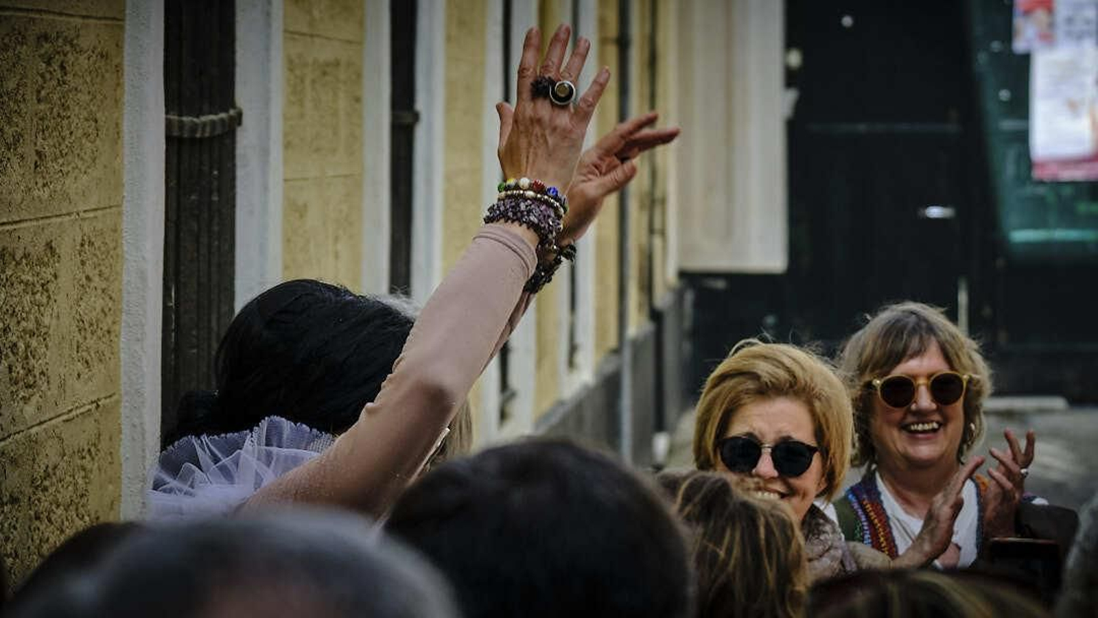 Koki, ataviada de LolaFlores y sin El Pescailla, en la calle Circo.