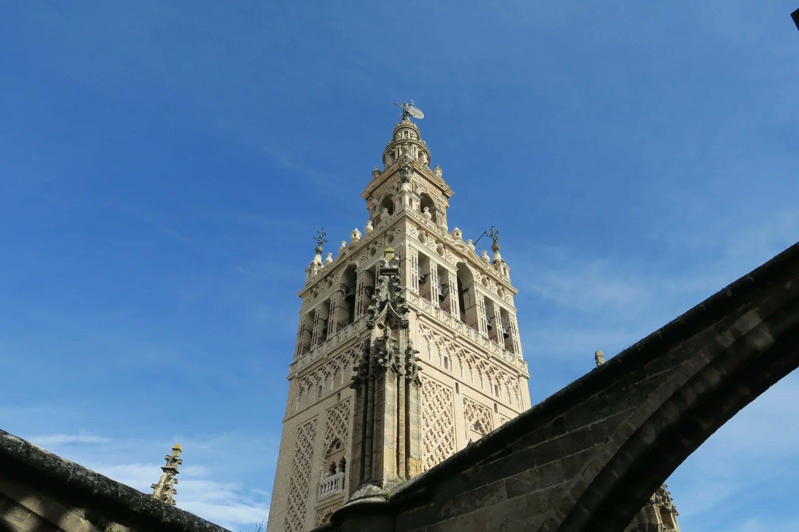 La Giralda toca sus campanas para anunciar el nuevo papa