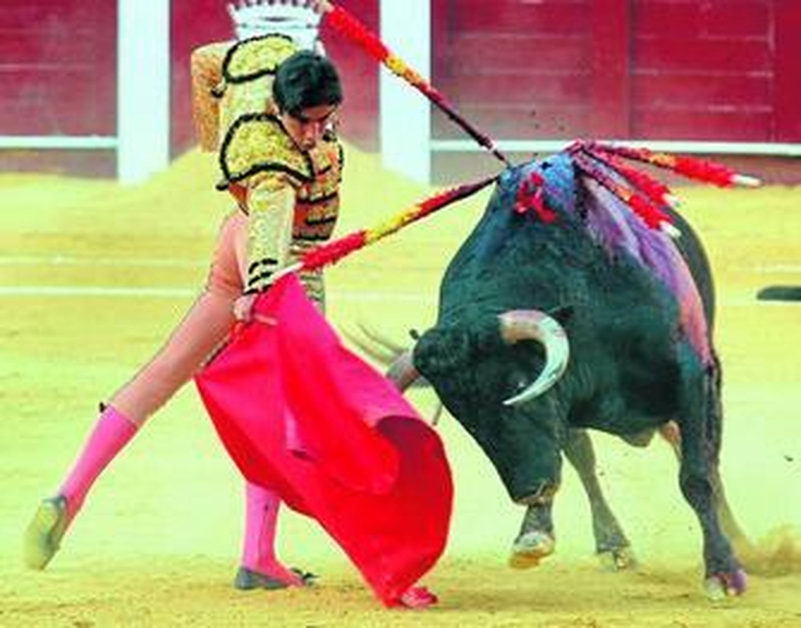 Miguel Ángel Perera termina un derechazo sobre el albero de La Malagueta.