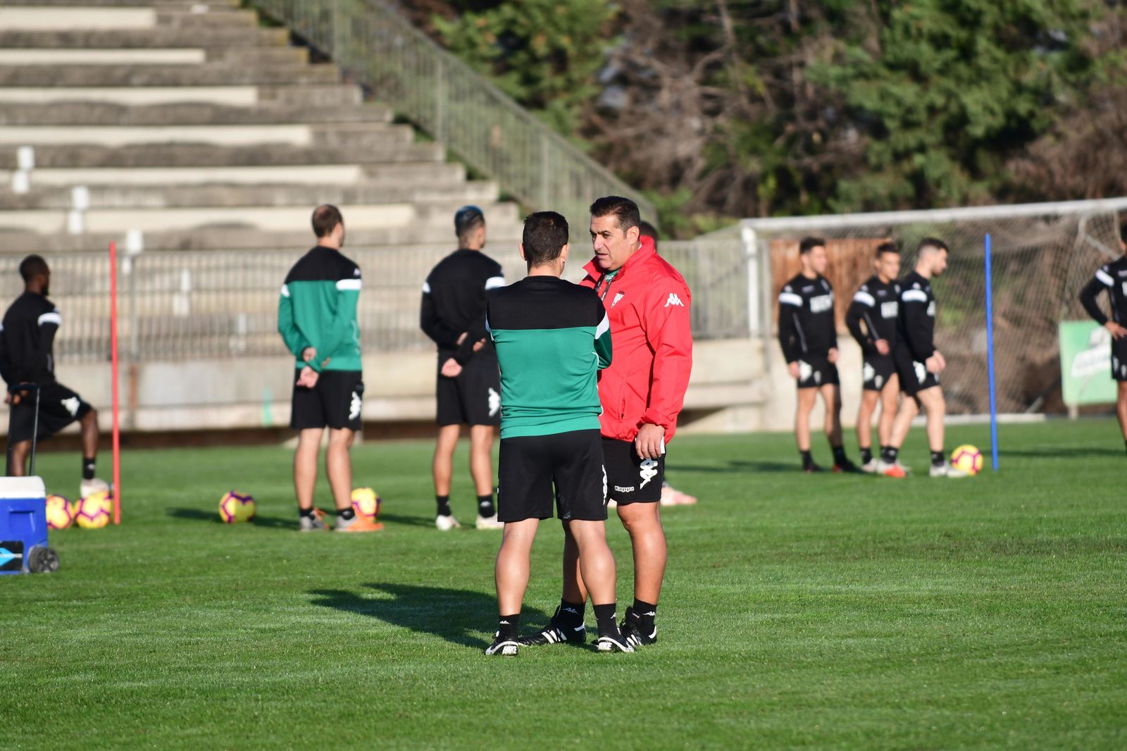 Sandoval dialoga con su segundo al inicio de una sesión de trabajo.
