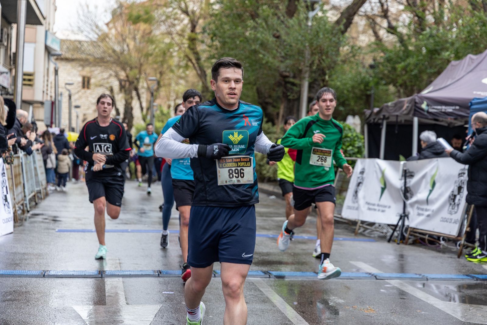 En imágenes: la lluvia no frena a más de un millar de corredores en la V Carrera Popular del IES San Juan Bosco (1)