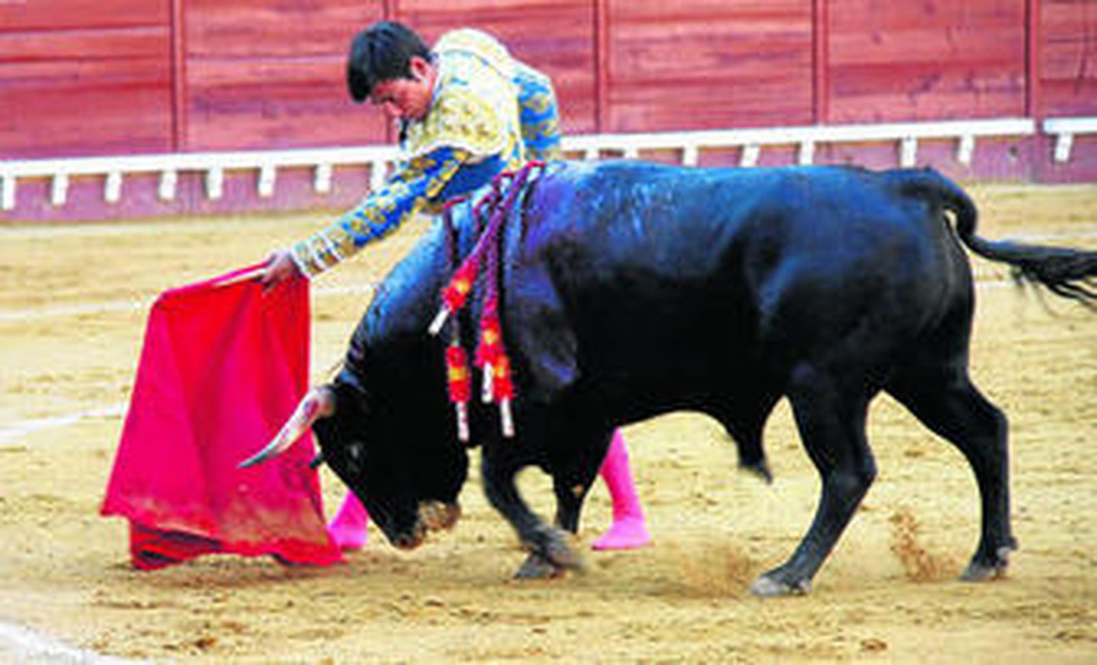 Gómez del Pilar, que sería el triunfador de la tarde con las dos orejas del buen cuarto novillo, abriendo plaza.