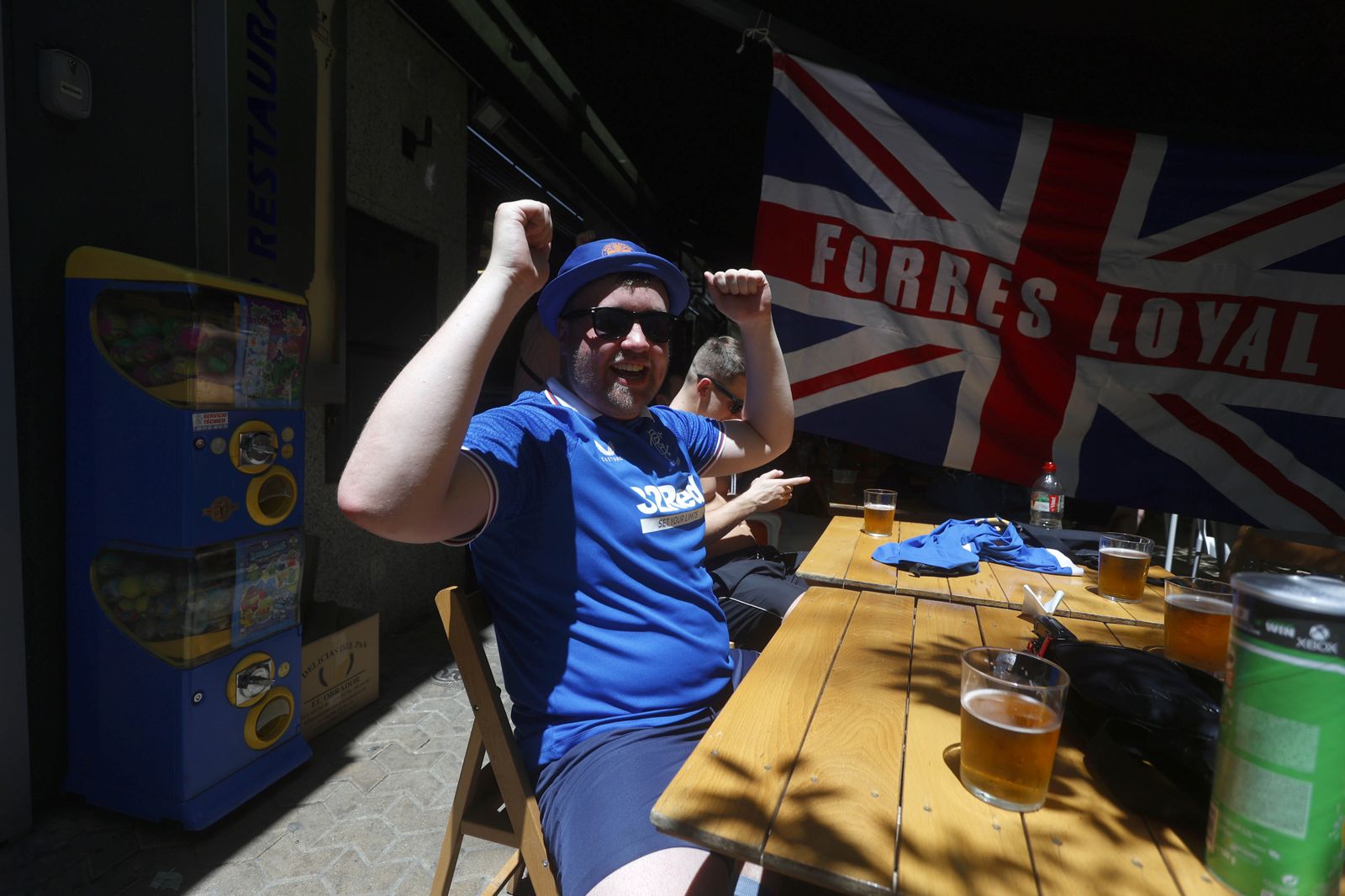 Aficionados escoceses disfrutan del sol y la cerveza de Sevilla
