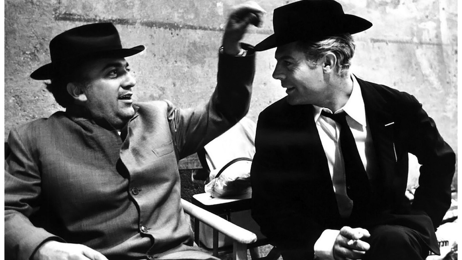 Fellini bromea con su álter ego Mastroianni en el 'set' de 'Ocho y medio'.