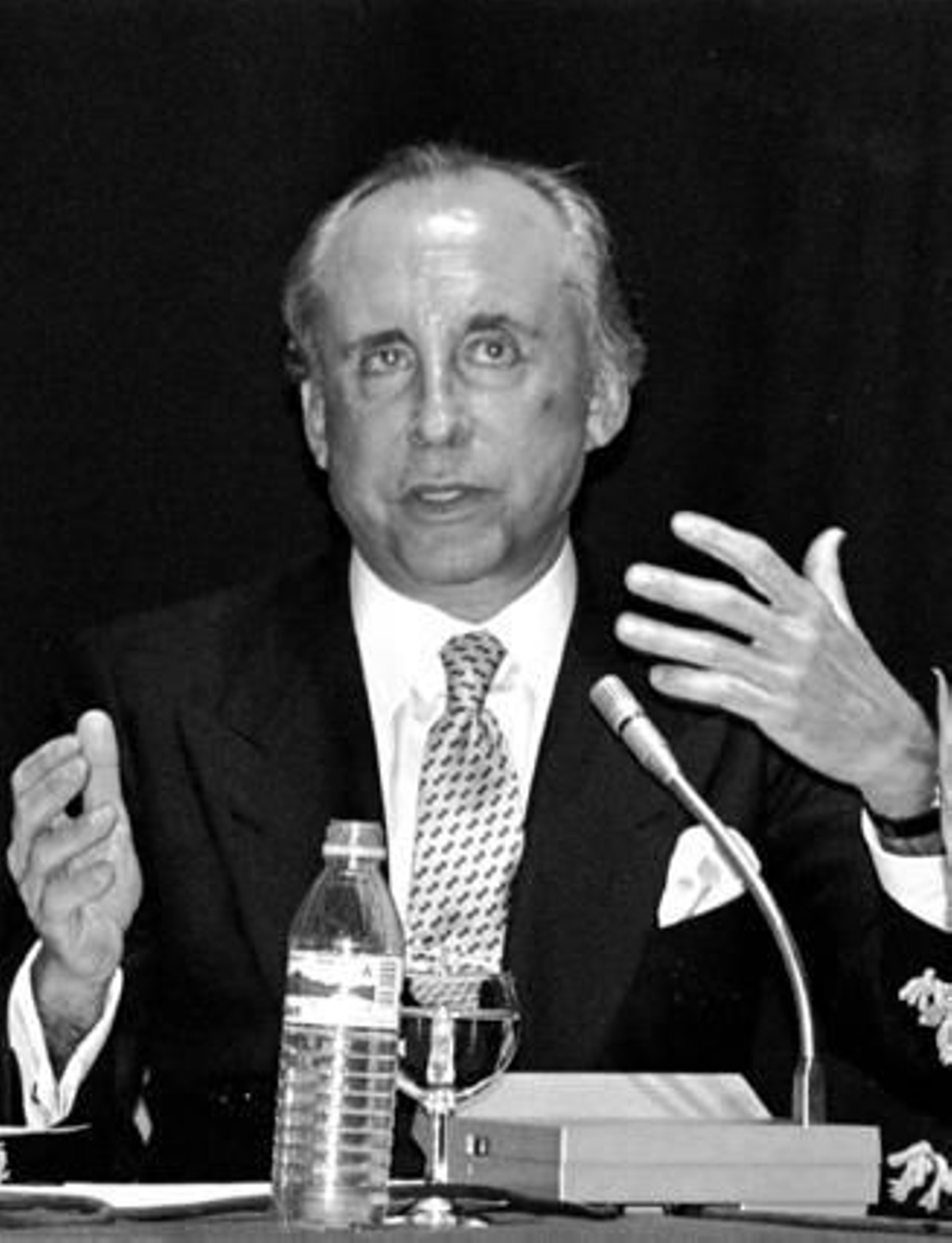 José María Ruiz-Mateos,sentado a una mesa, dando una conferencia en la Casa Colón.

Foto: Maria Clauss