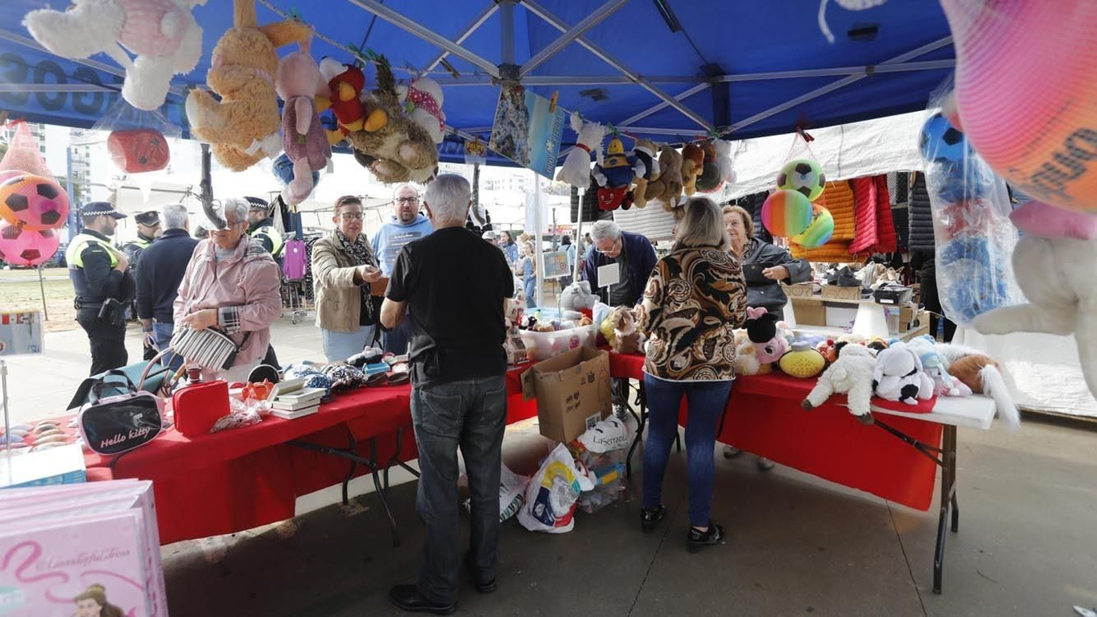 Las fotos de Reyes Magos 98, durante el mercadillo solidario para la recogida de juguetes