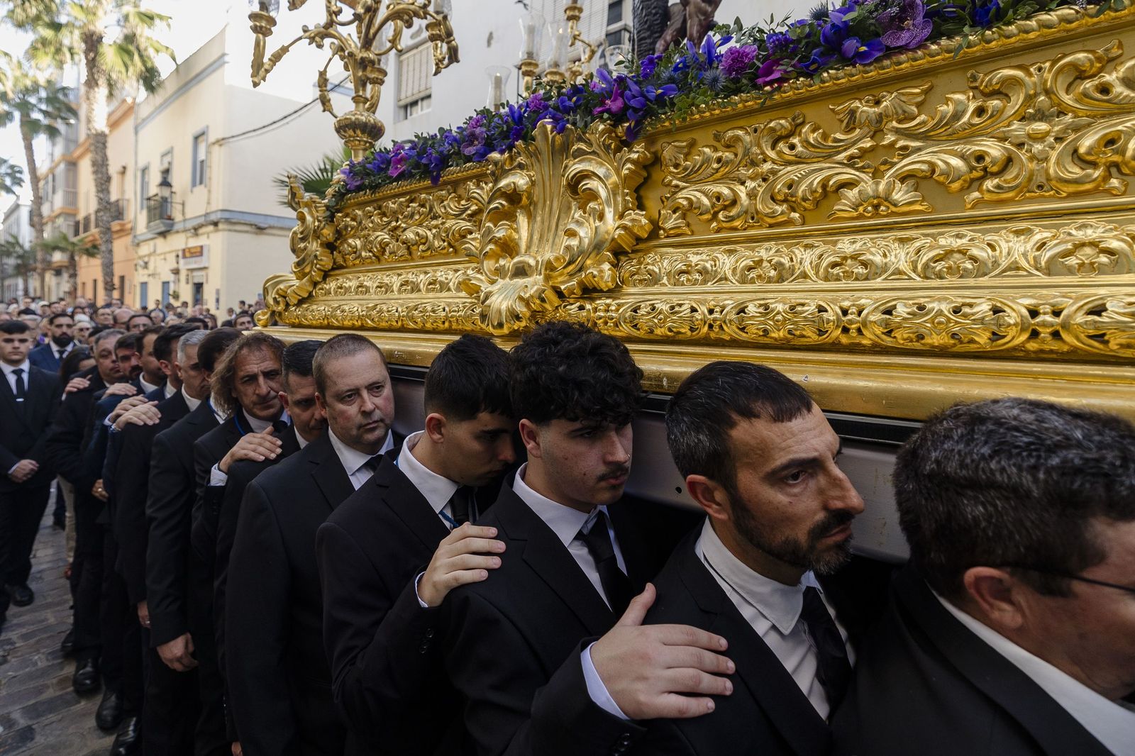 Las imágenes del vía crucis del Cristo de la Misericordia, de la hermandad de La Palma, a la Catedral