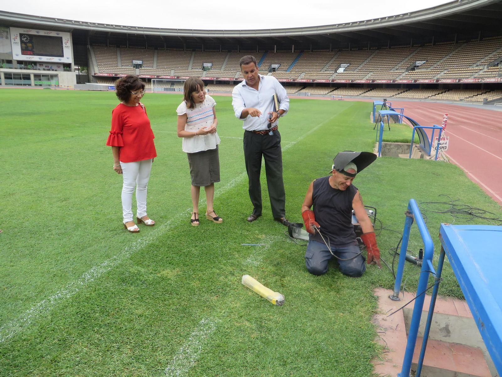Laura Álvarez, Carmen Collado y Abraham Hernández supervisan las mejoras de Chapín de cara al inicio de Liga.