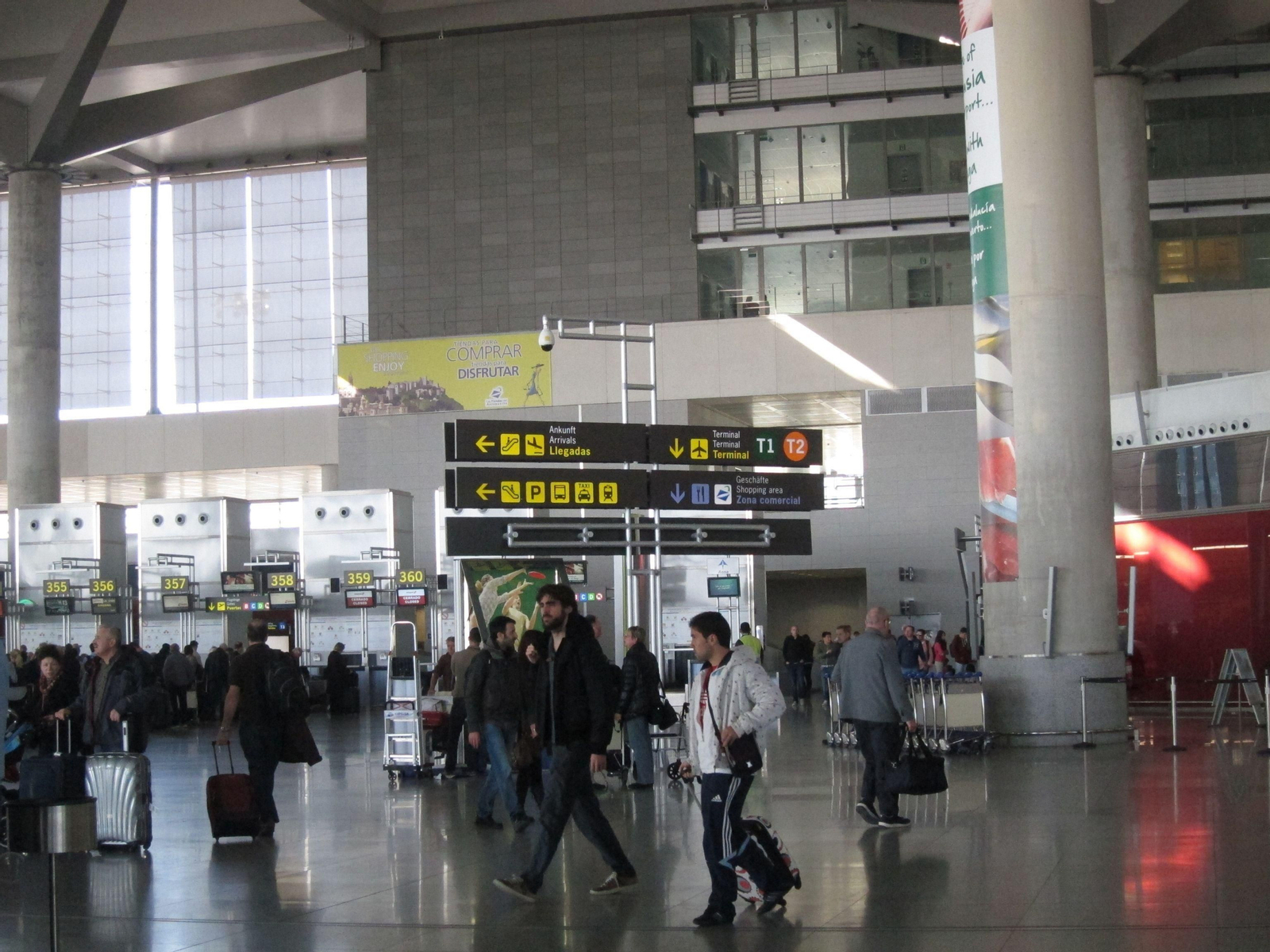 Turistas en el aeropuerto. Turistas en el aeropuerto.