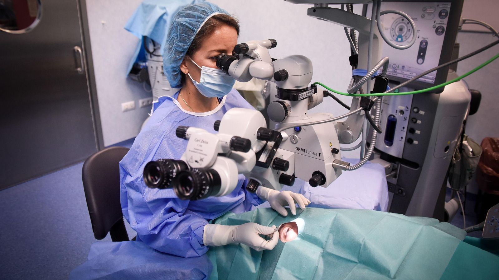 La oftalmóloga en plena cirugía en el quirófano de Ofatlmología del Hospital de San Lázaro.