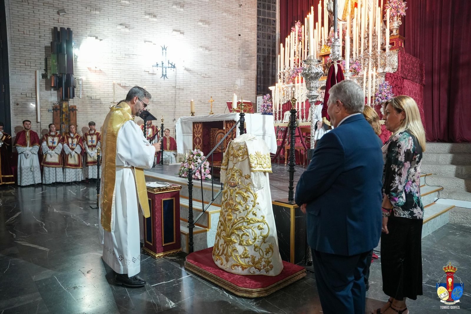 Momento en que se presenta y bendice la nueva saya