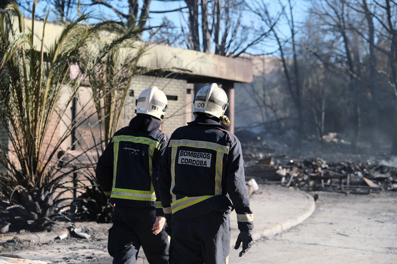 El día después del gran incendio de Chinales, en fotografías: rescoldos, humo y pérdidas El día después del gran incendio de Chinales, en fotografías: rescoldos, humo y pérdidas