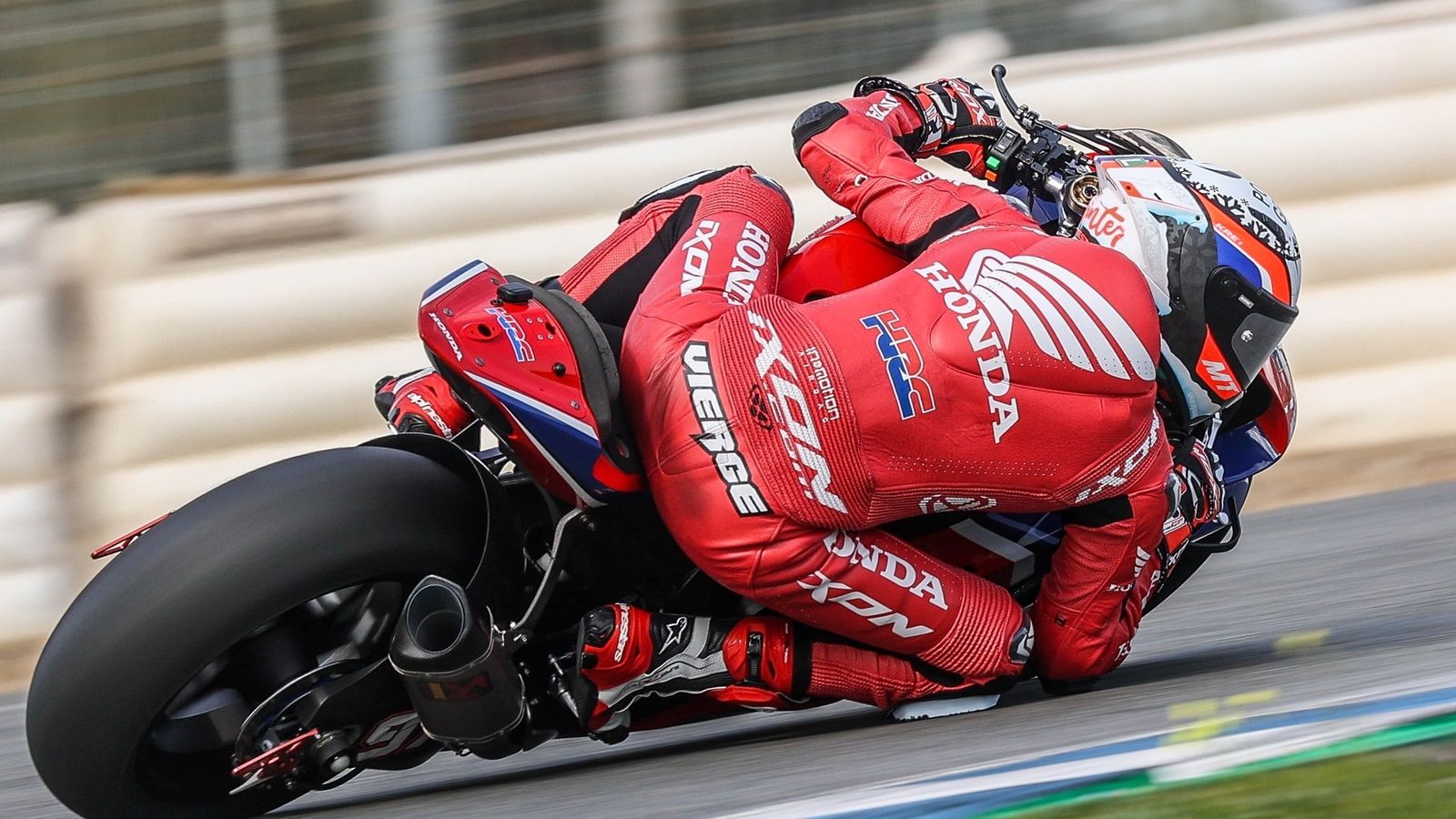 Xavi Vierge rueda con la Honda del equipo oficial.