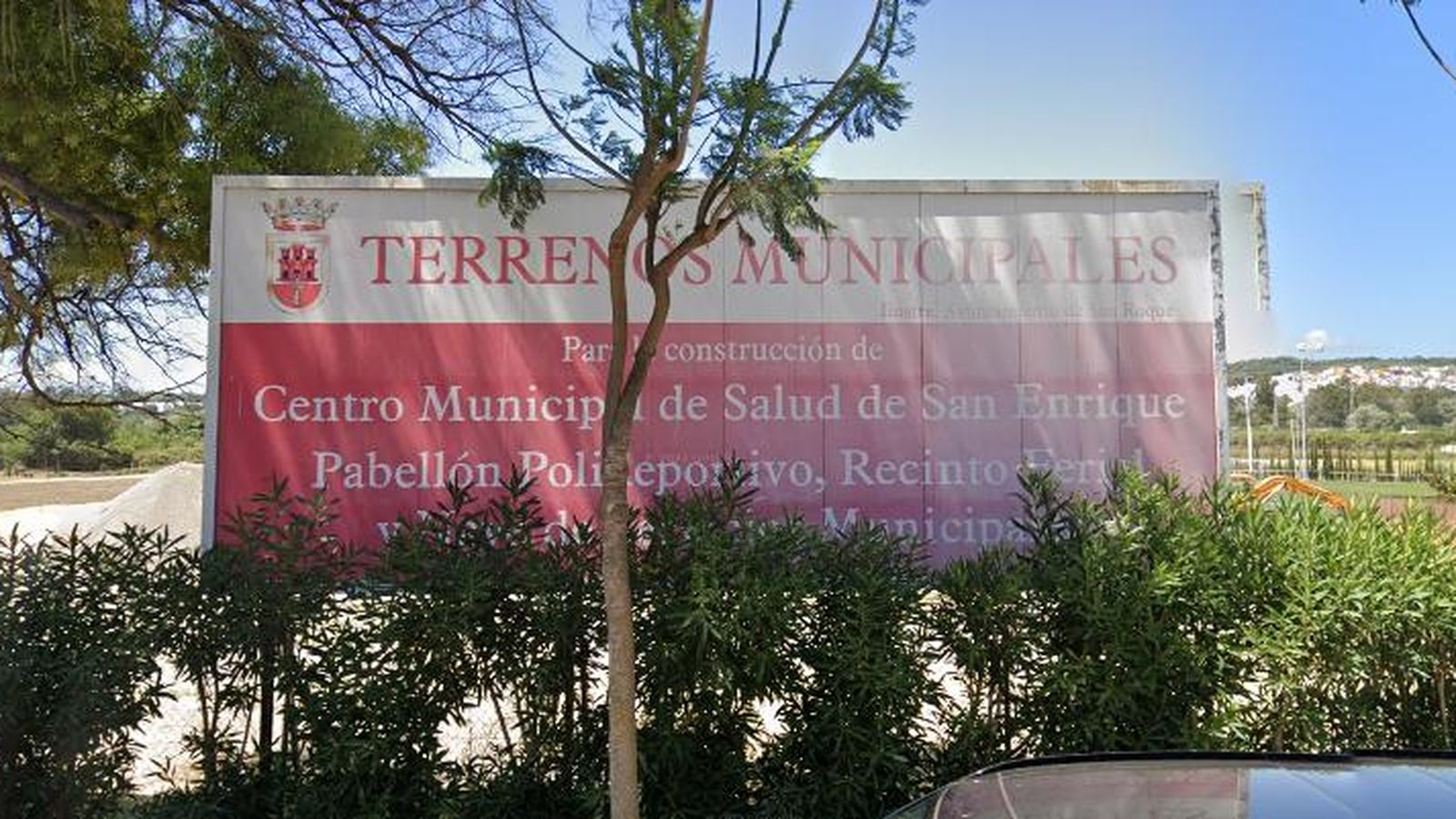 El cartel con el anuncio de construcción del polideportivo, en 2021.