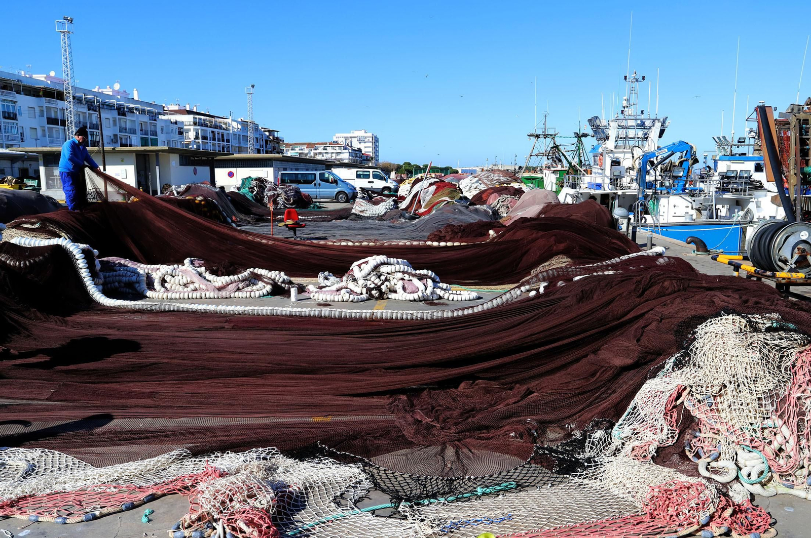 Un marinero manipula la redes en el puerto pesquero de Punta Umbría. Un marinero manipula la redes en el puerto pesquero de Punta Umbría.