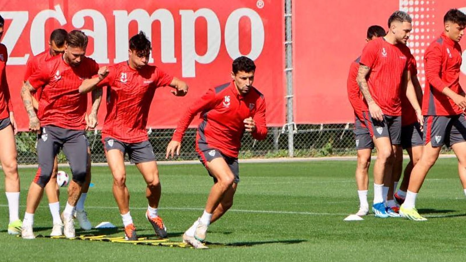 Jesús Navas, Óliver Torres y Sergio Ramos, con Ocampos al fondo.