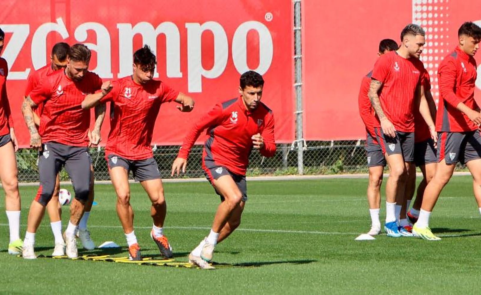 Jesús Navas, Óliver Torres y Sergio Ramos, con Ocampos al fondo.
