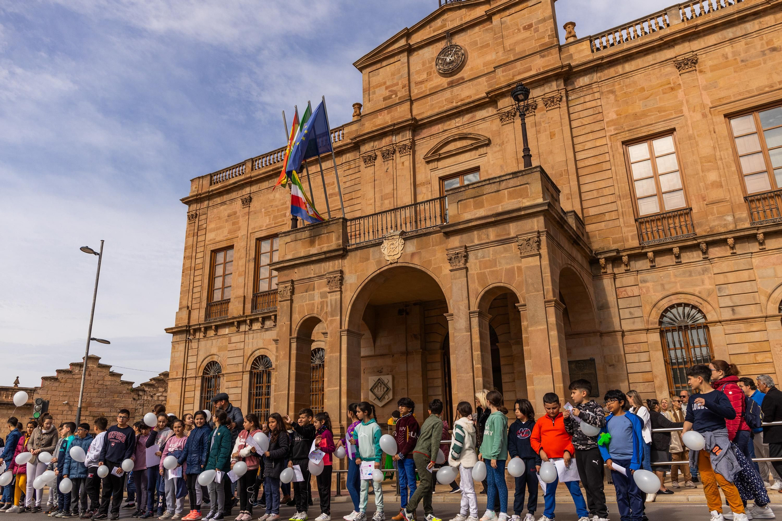 Decenas de linarenses guardan un minuto de silencio por la niña fallecida a causa del incendio en los Arrayanes.