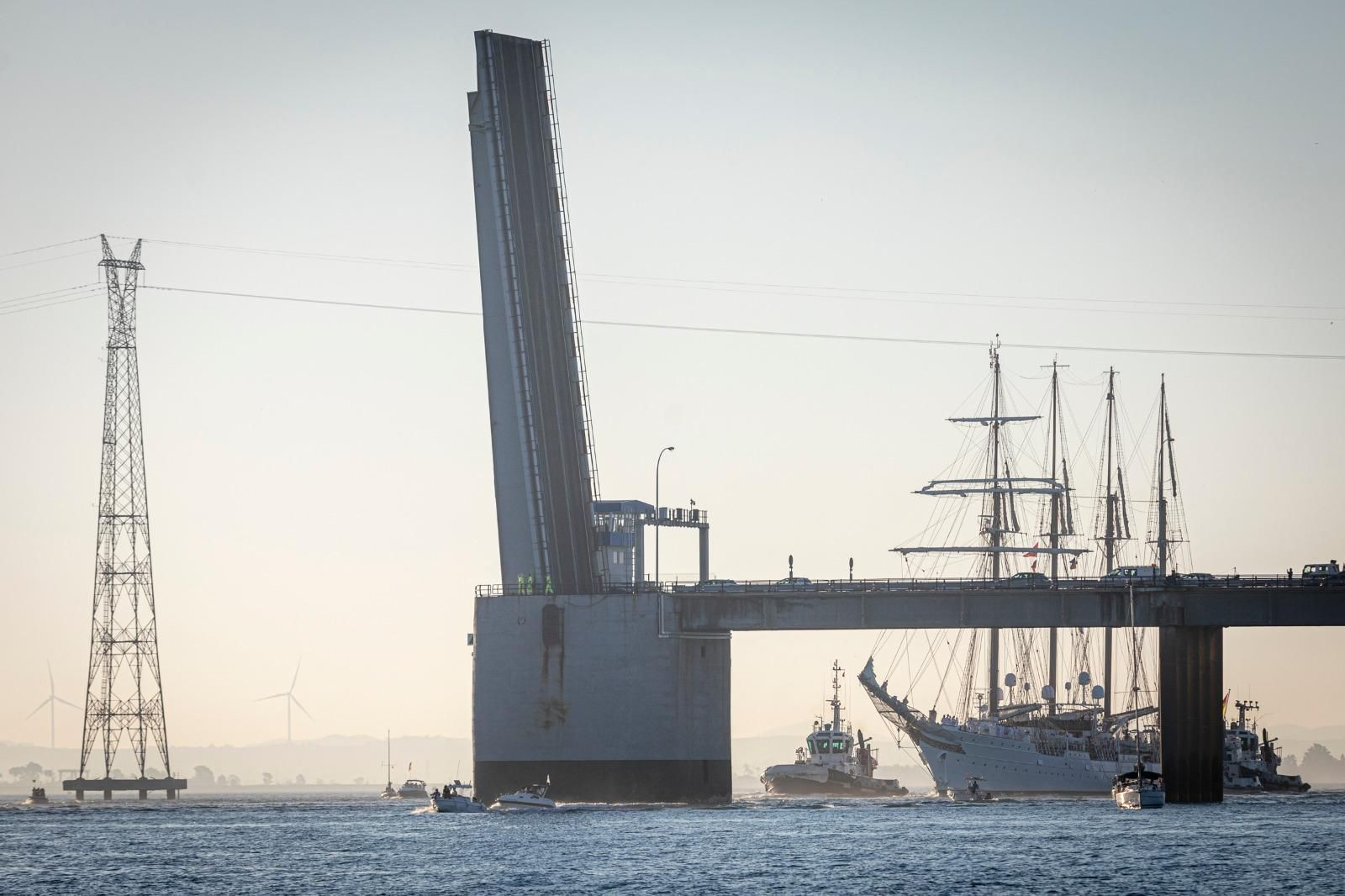 Imágenes de la salida de Elcano desde La Carraca