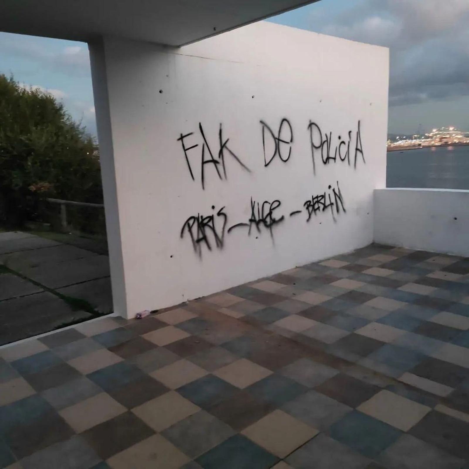 Una de las pintadas vandálicas en la nueva cafetería del Parque del Centenario.