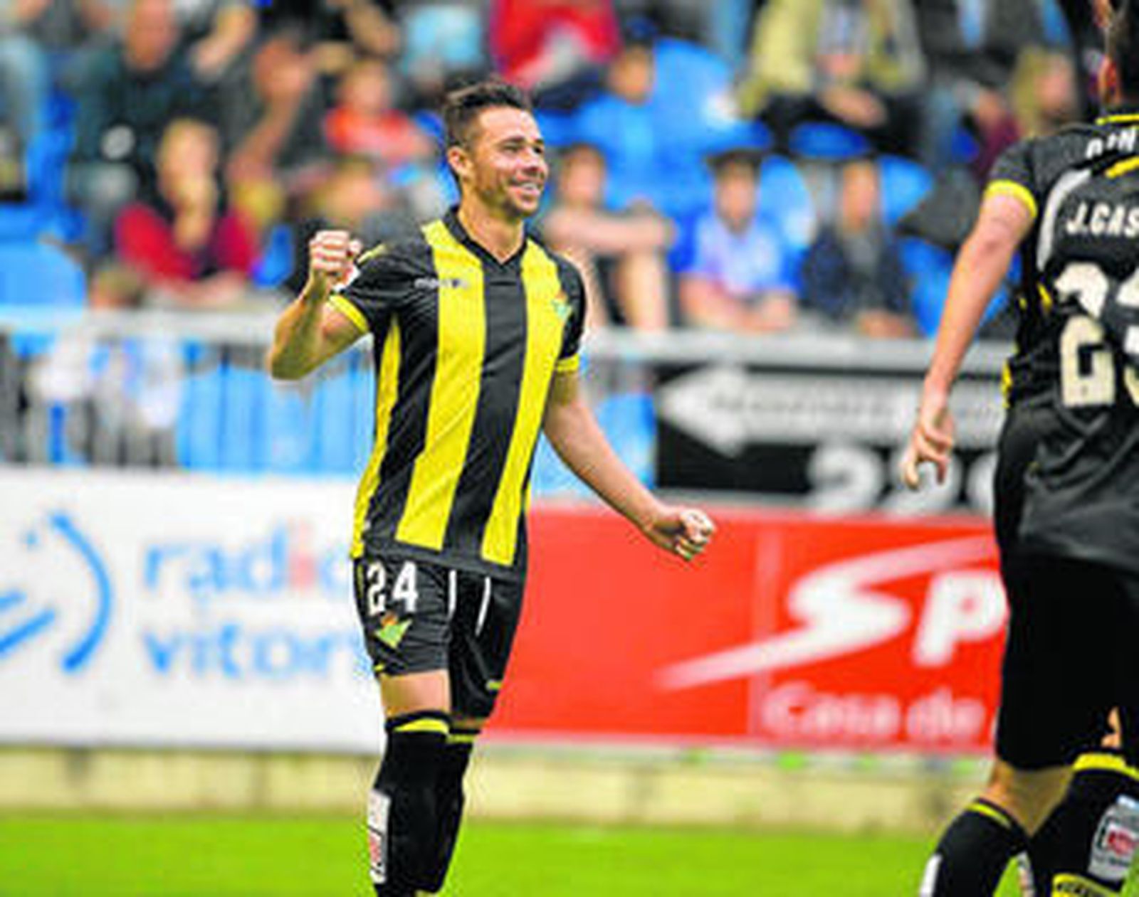 Rubén Castro festeja el pitido final del árbitro sobre el césped de Mendizorroza.