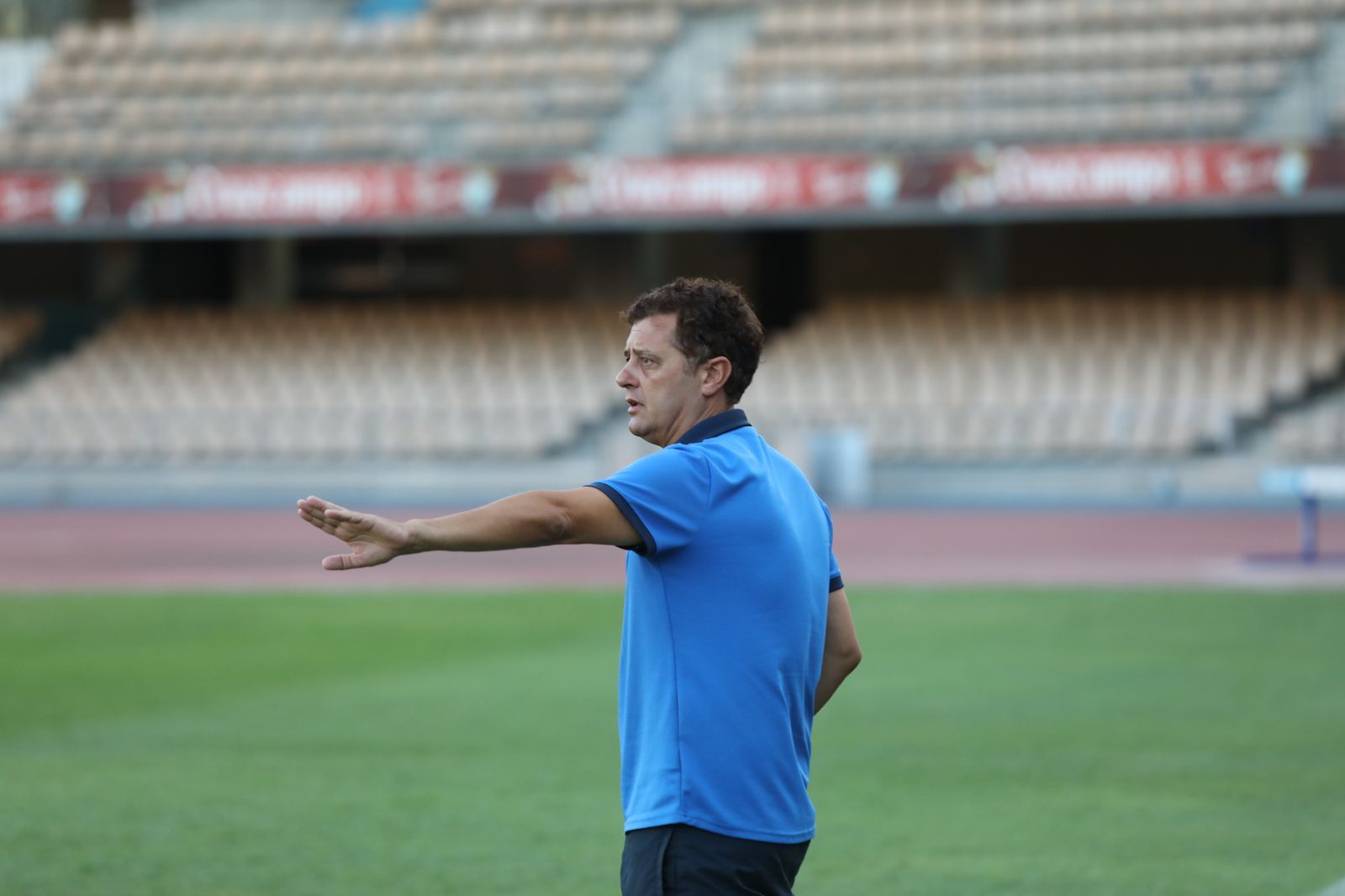 Paco Cala, técnico del Jerez Industrial, en la banda de Chapín en el partido del Trofeo Copa y Venencia.