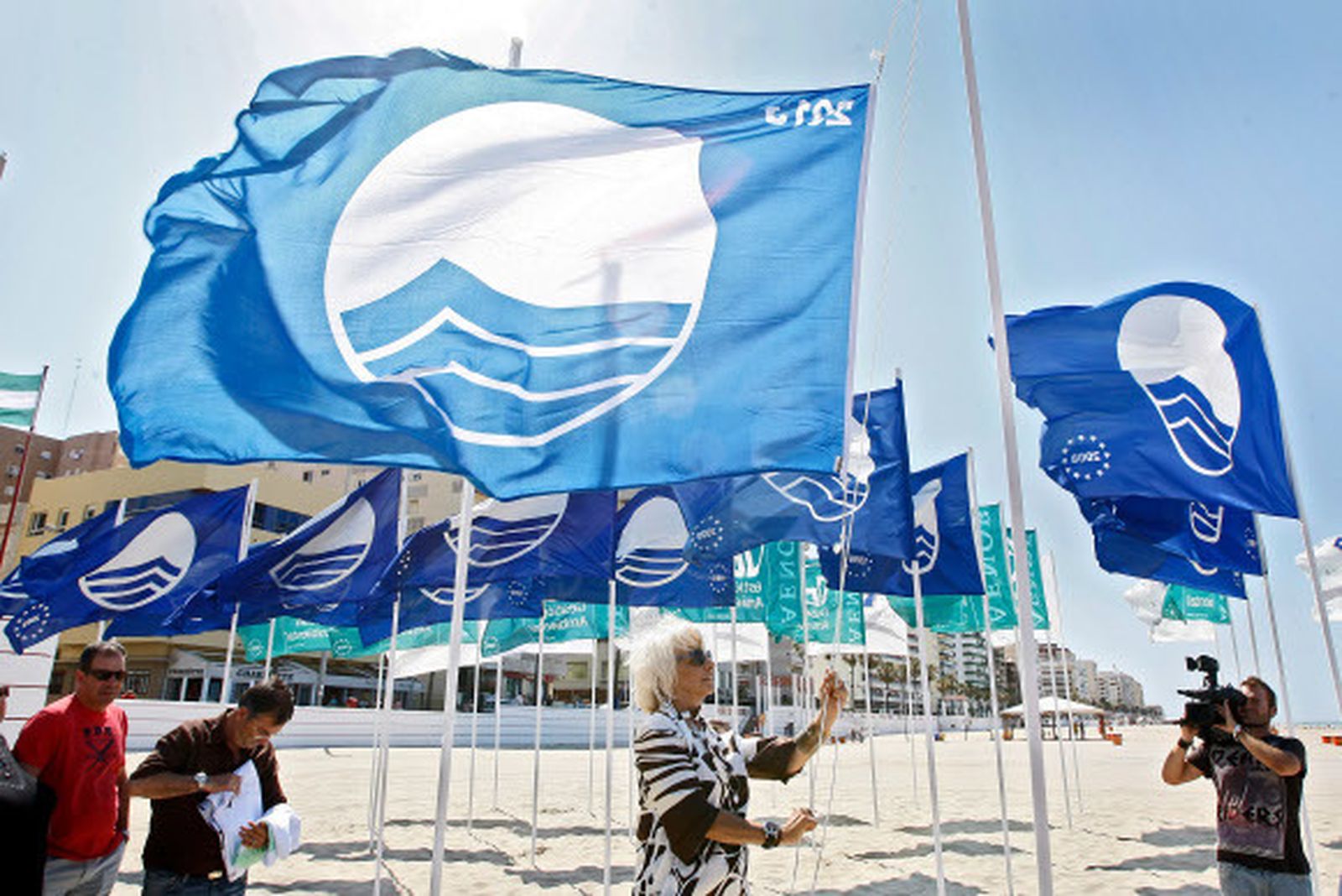 La bandera azul volverá a ondear este verano en todas las playas de la ciudad
