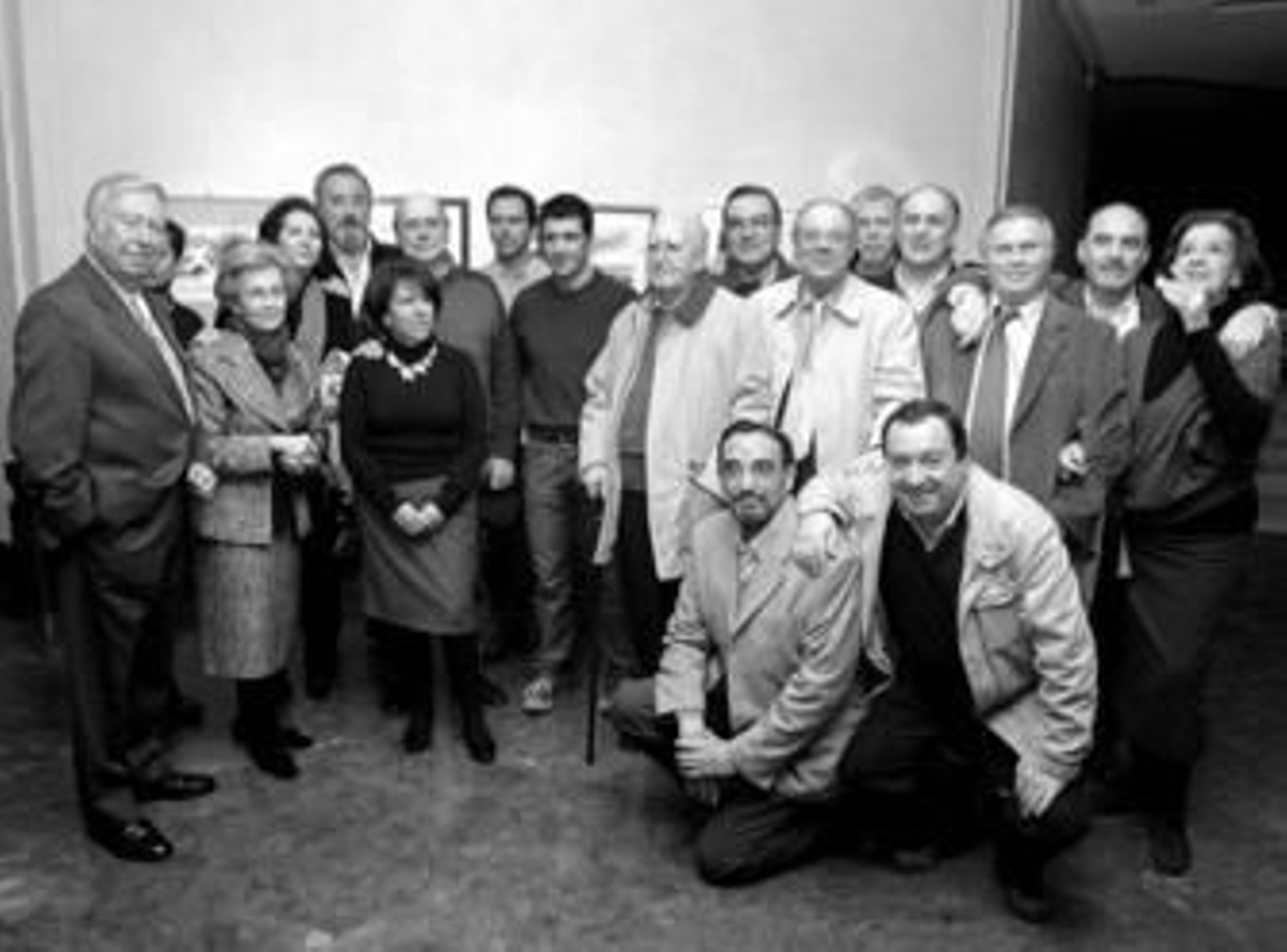 1. El grupo de acuarelistas  posan con la viuda de Pedro Weickert y  José Luis García Palacios 2. El público puede apreciar la diversidad de la exposición. 3. Alfonso Aramburu, Pepe Hernández, José A. Mancheño, José Pablo Vázquez y Emilio Gil 4. Gil Vázquez conversa con asistente a las muestra. 5. Algunas obras expuestas.