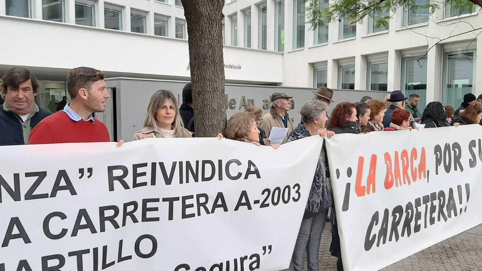 Participantes en la concentración convocada por la Plataforma A-2003.