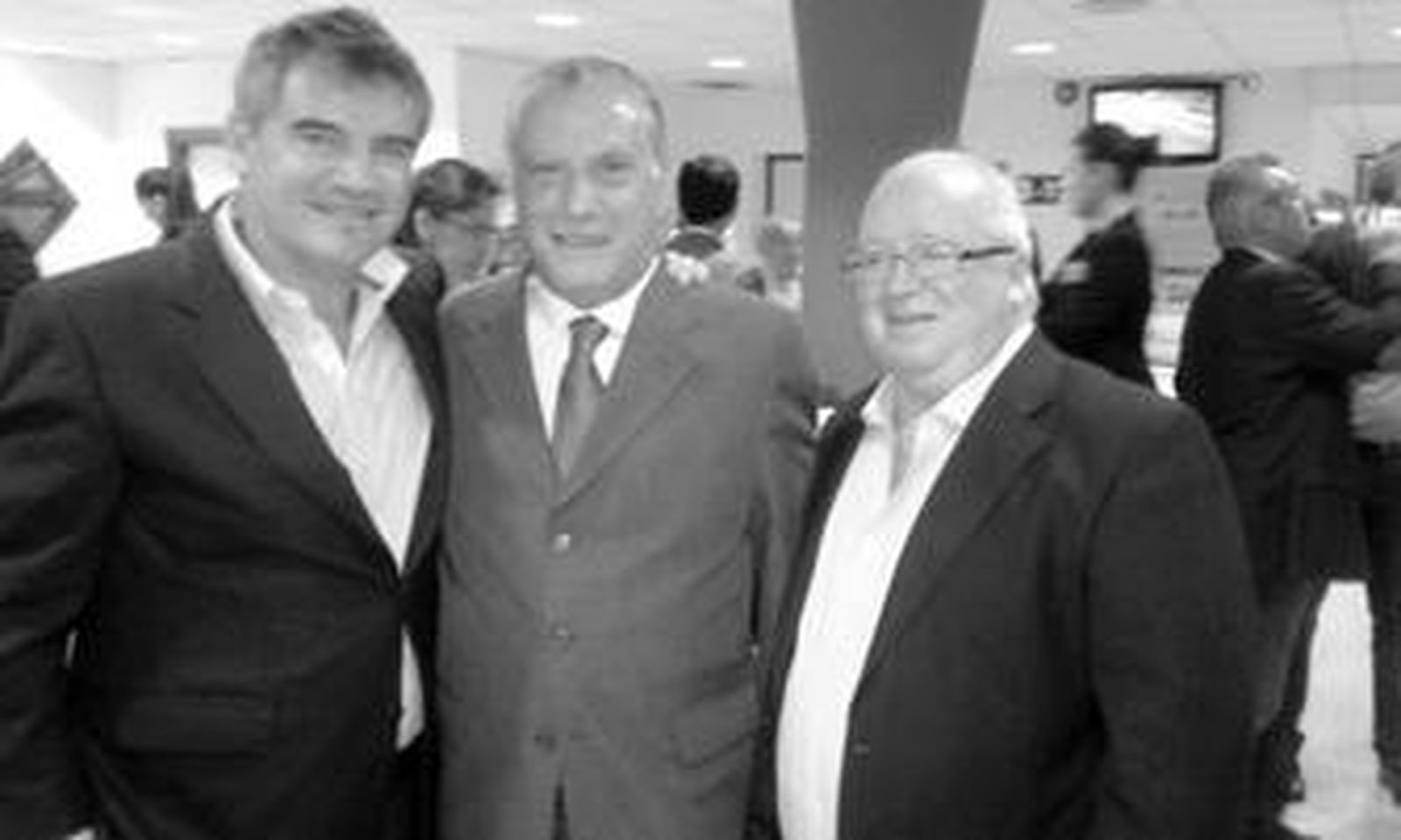 Manuel Vizcaíno (i), Juan José Pina (c) y Carlos Medina, juntos en el descanso del Granada B-Cádiz.