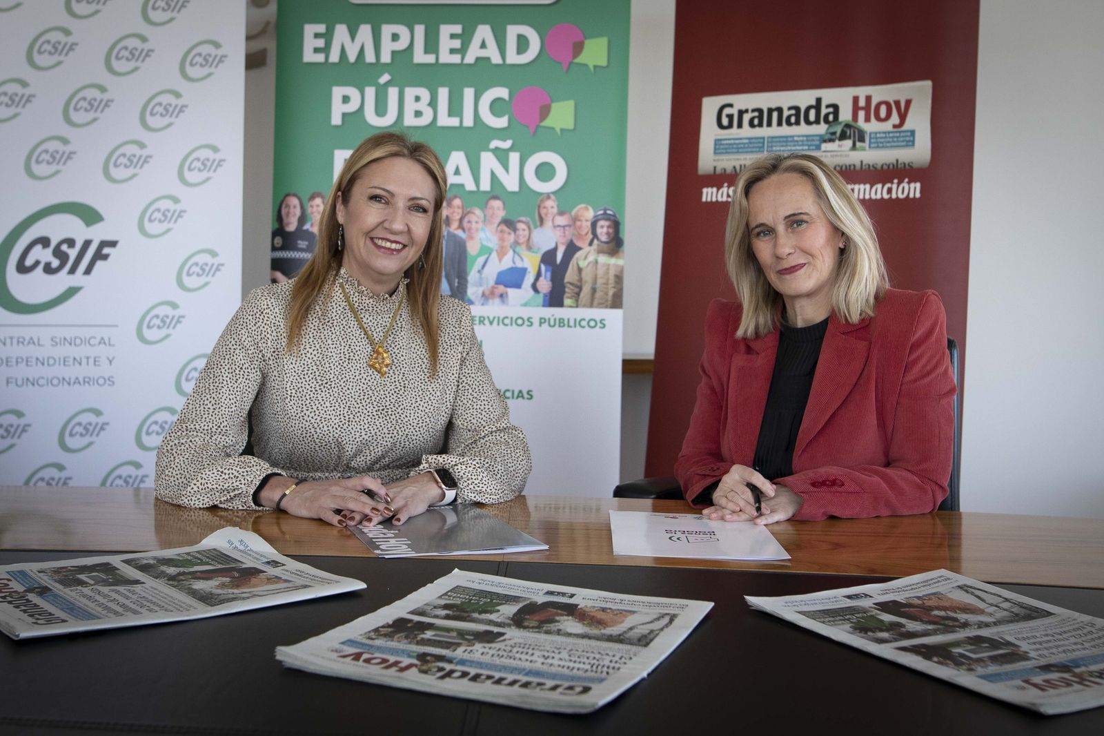 La presidenta de CSIF Granada, Victoria Eugenia Pineda, junto a Lola Quero, directora del diario Granada Hoy.