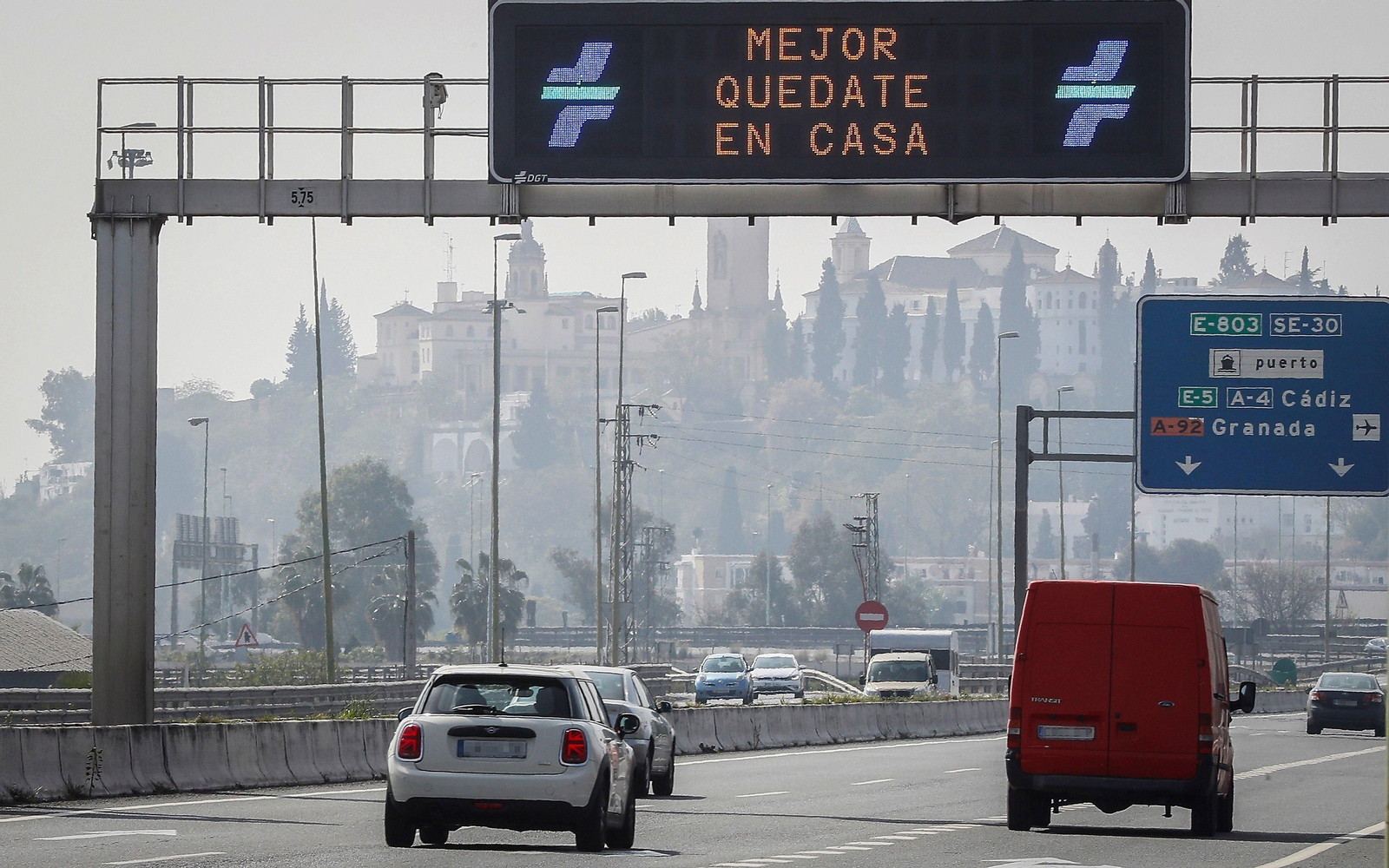 Un panel de Tráfico con la campaña "mejor quédate en casa" durante el confinamiento de marzo.