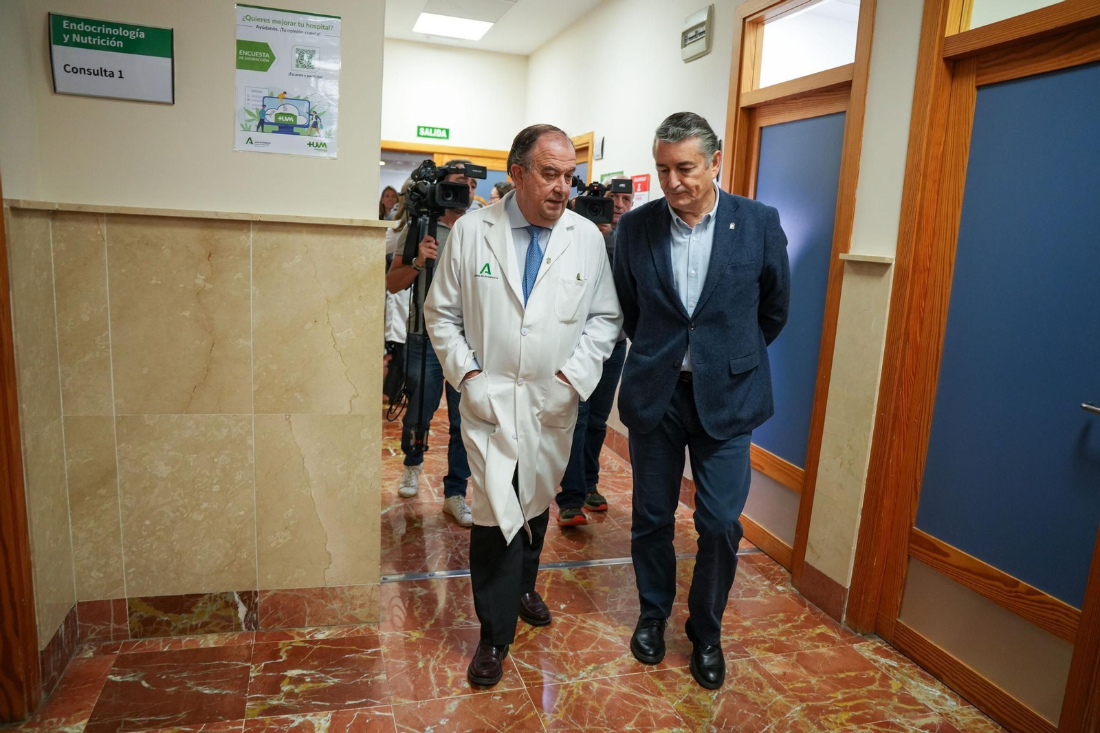 El consejero de Sanidad, Presidencia y Emergencias de la Junta de Andalucía, Antonio Sanz (d), durante su visita a la Unidad de Diabetes del Hospital Universitario Virgen Macarena de Sevilla.